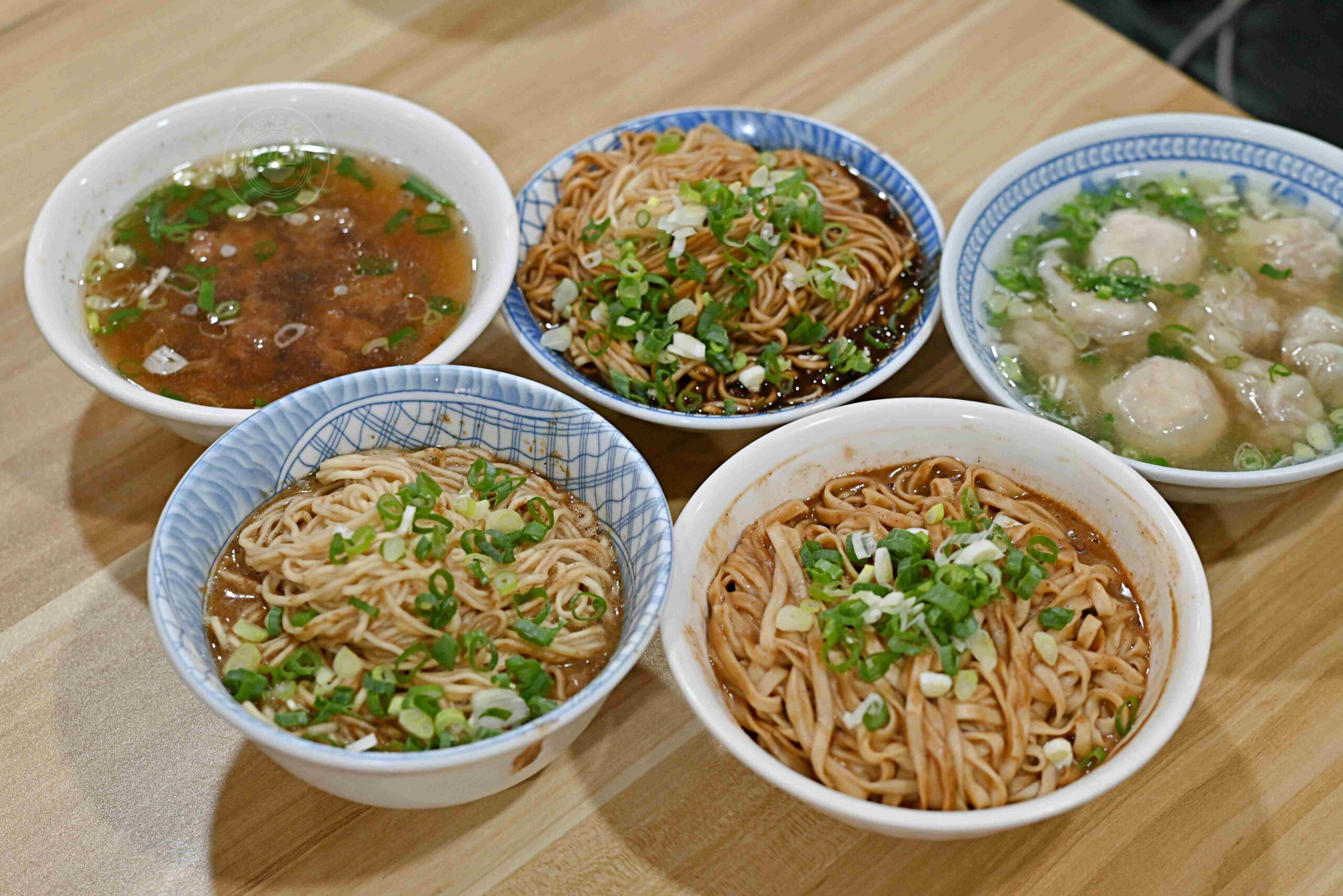 【宜蘭美食】農權路炸醬麵，神農商圈人氣排隊老店，古早味一碗40元爆量雙醬麵推薦(菜單) @趙先生吃飯