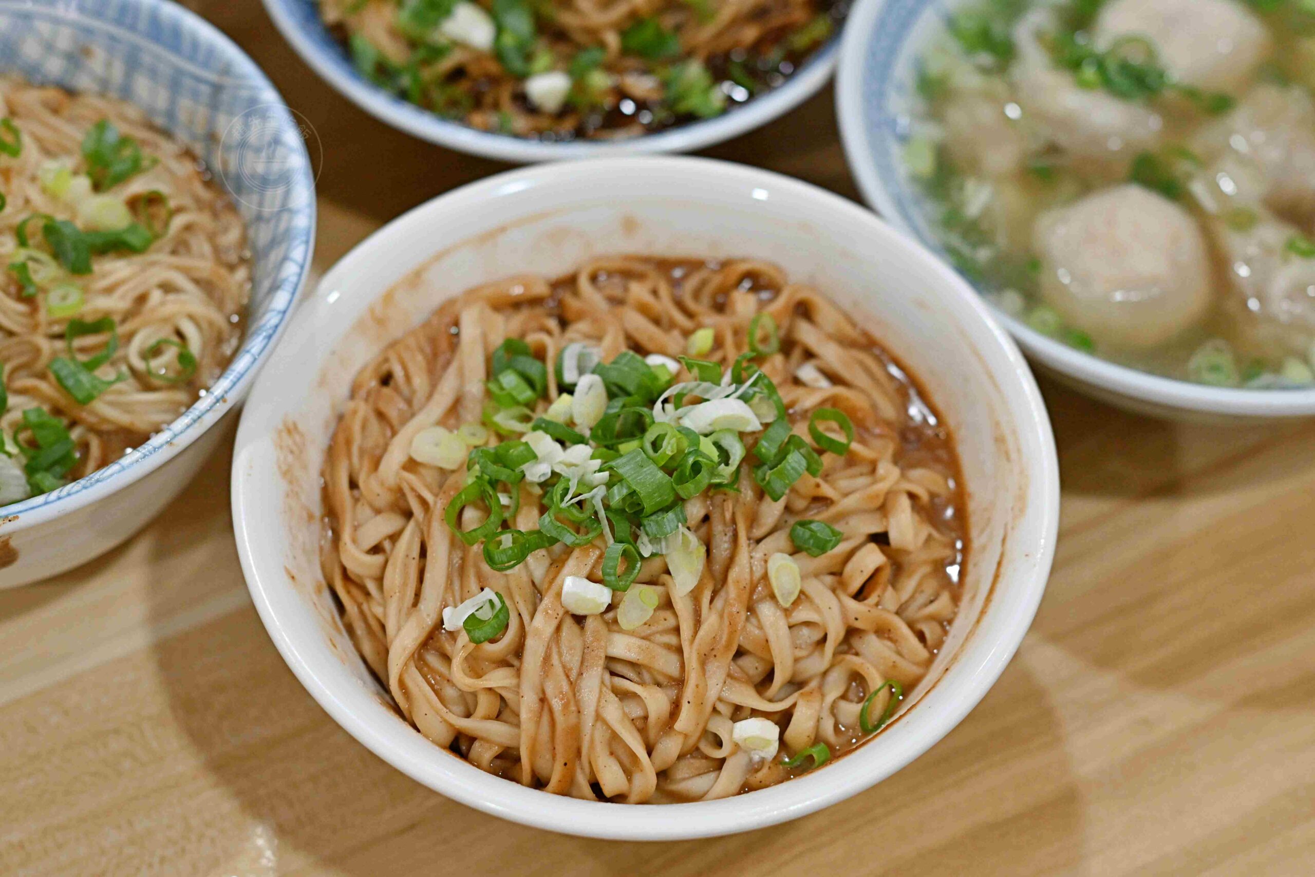 【宜蘭美食】農權路炸醬麵，神農商圈人氣排隊老店，古早味一碗40元爆量雙醬麵推薦(菜單) @趙先生吃飯