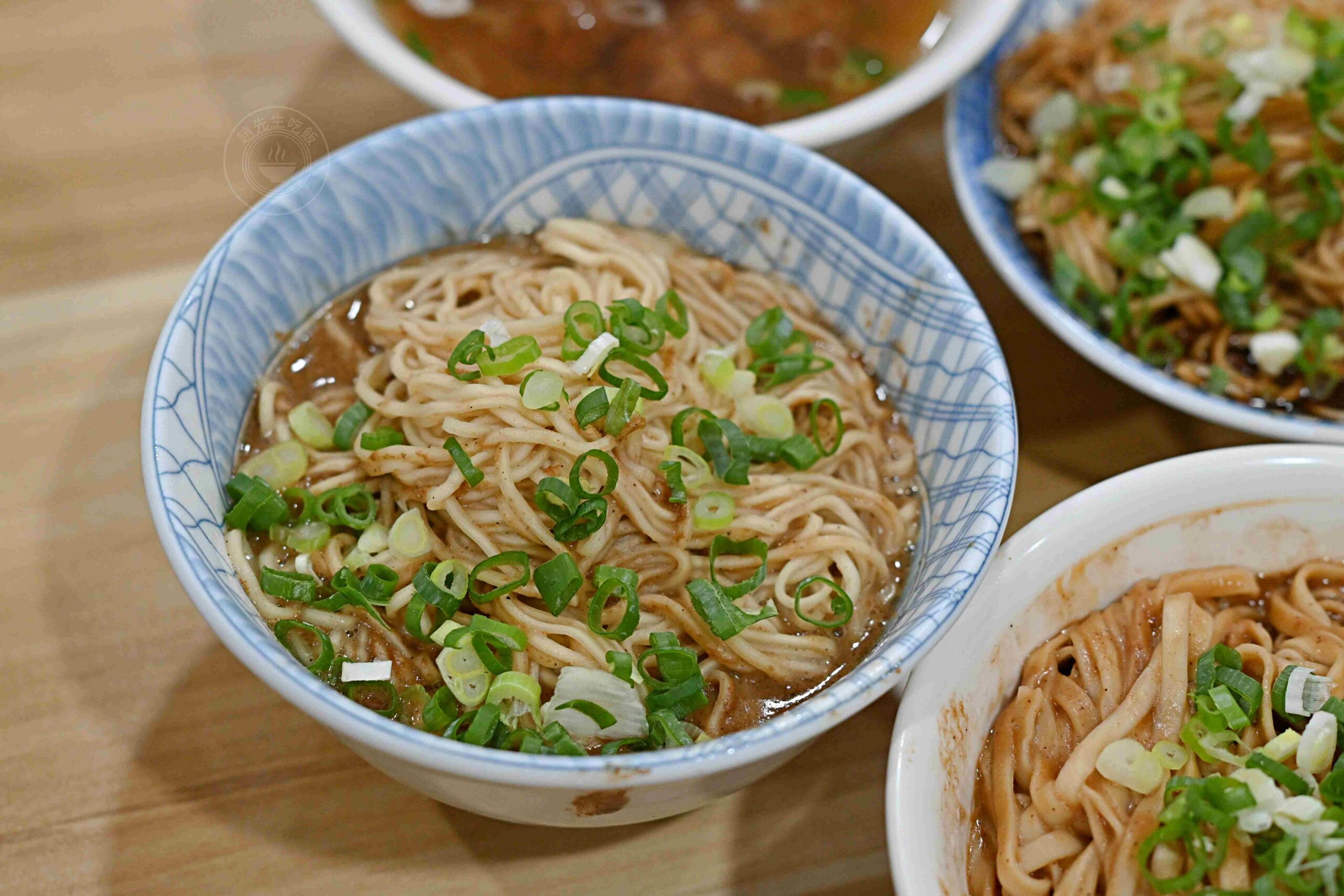 【宜蘭美食】農權路炸醬麵，神農商圈人氣排隊老店，古早味一碗40元爆量雙醬麵推薦(菜單) @趙先生吃飯