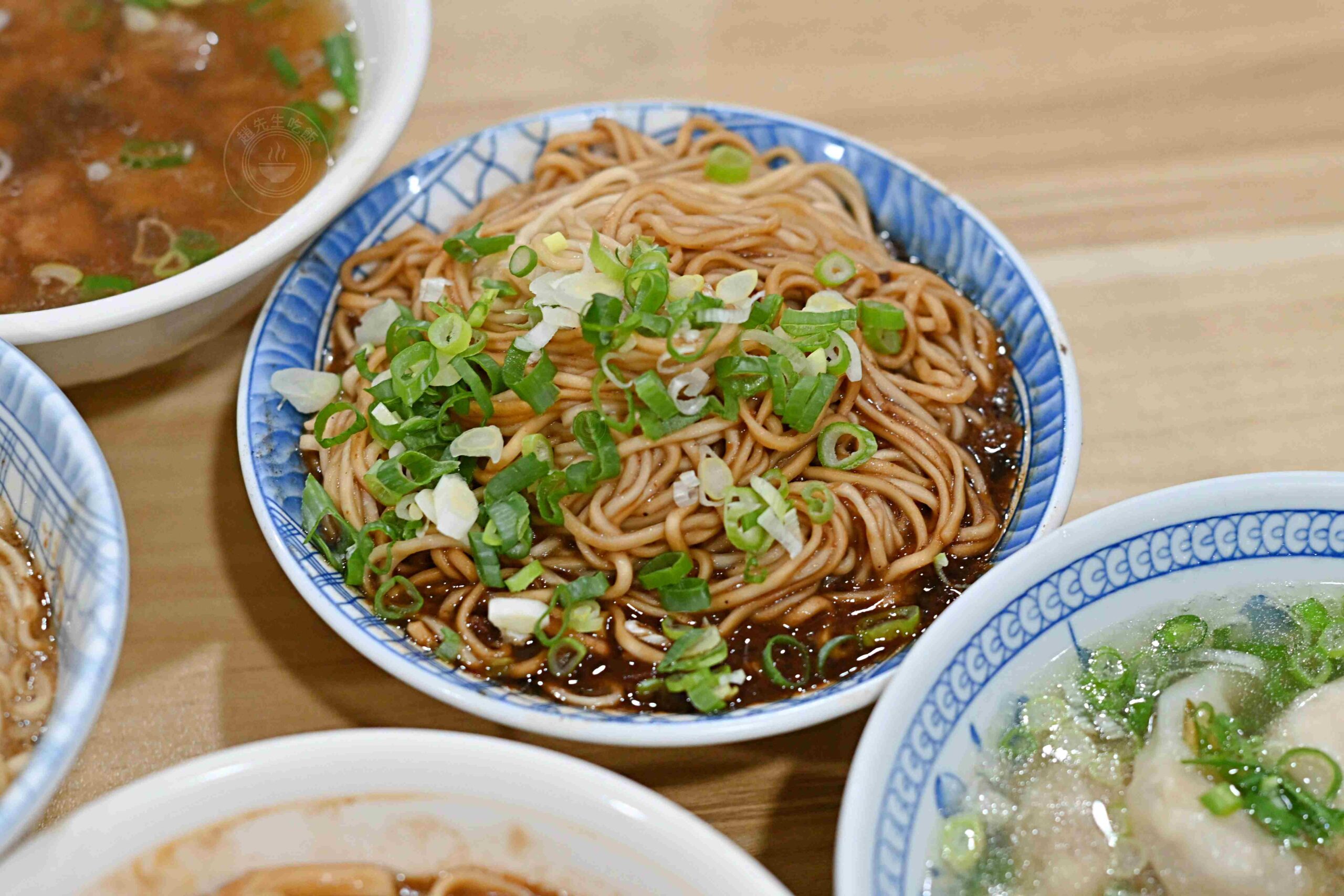 【宜蘭美食】農權路炸醬麵，神農商圈人氣排隊老店，古早味一碗40元爆量雙醬麵推薦(菜單) @趙先生吃飯