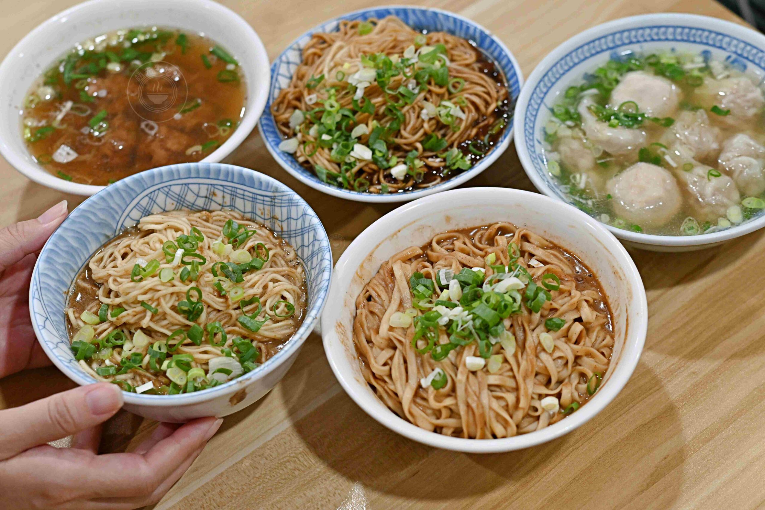 【宜蘭美食】農權路炸醬麵，神農商圈人氣排隊老店，古早味一碗40元爆量雙醬麵推薦(菜單) @趙先生吃飯
