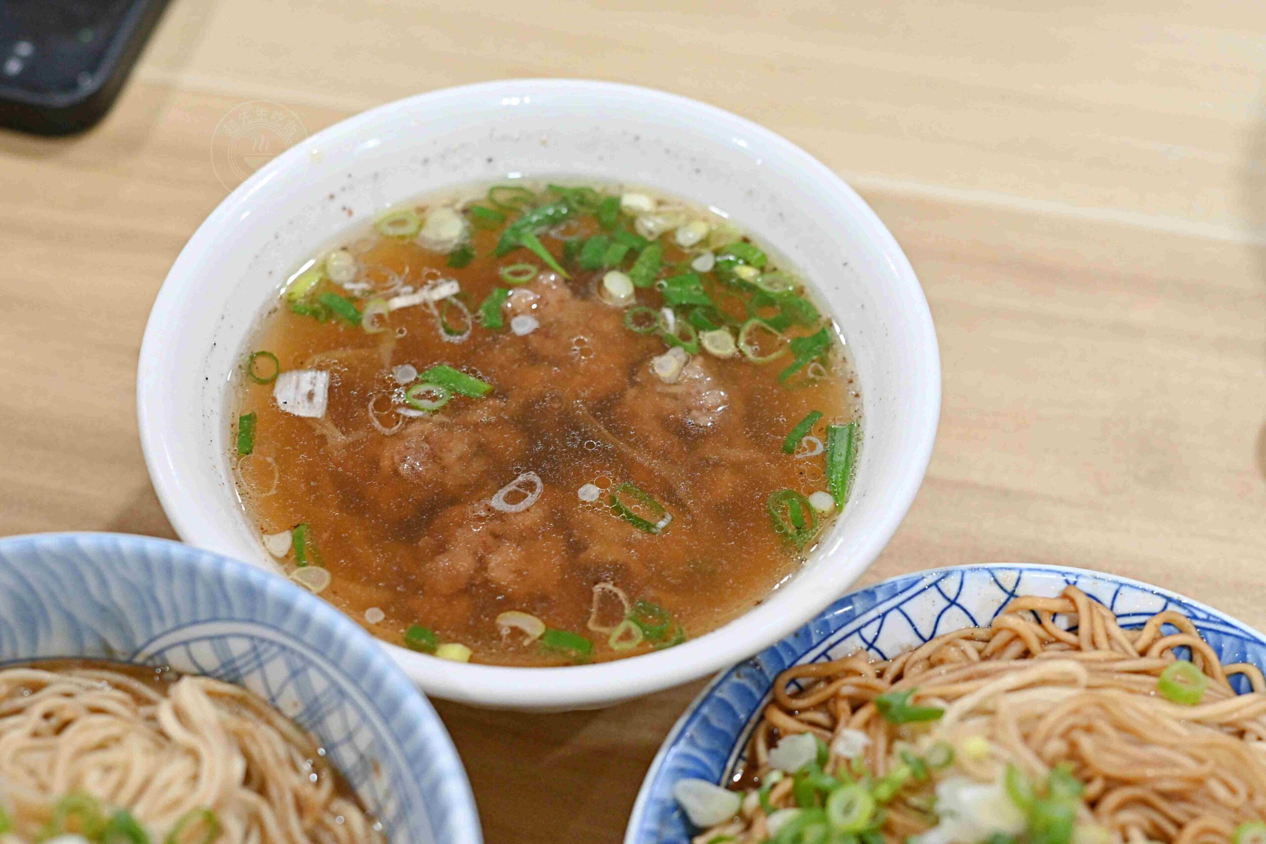 【宜蘭美食】農權路炸醬麵，神農商圈人氣排隊老店，古早味一碗40元爆量雙醬麵推薦(菜單) @趙先生吃飯