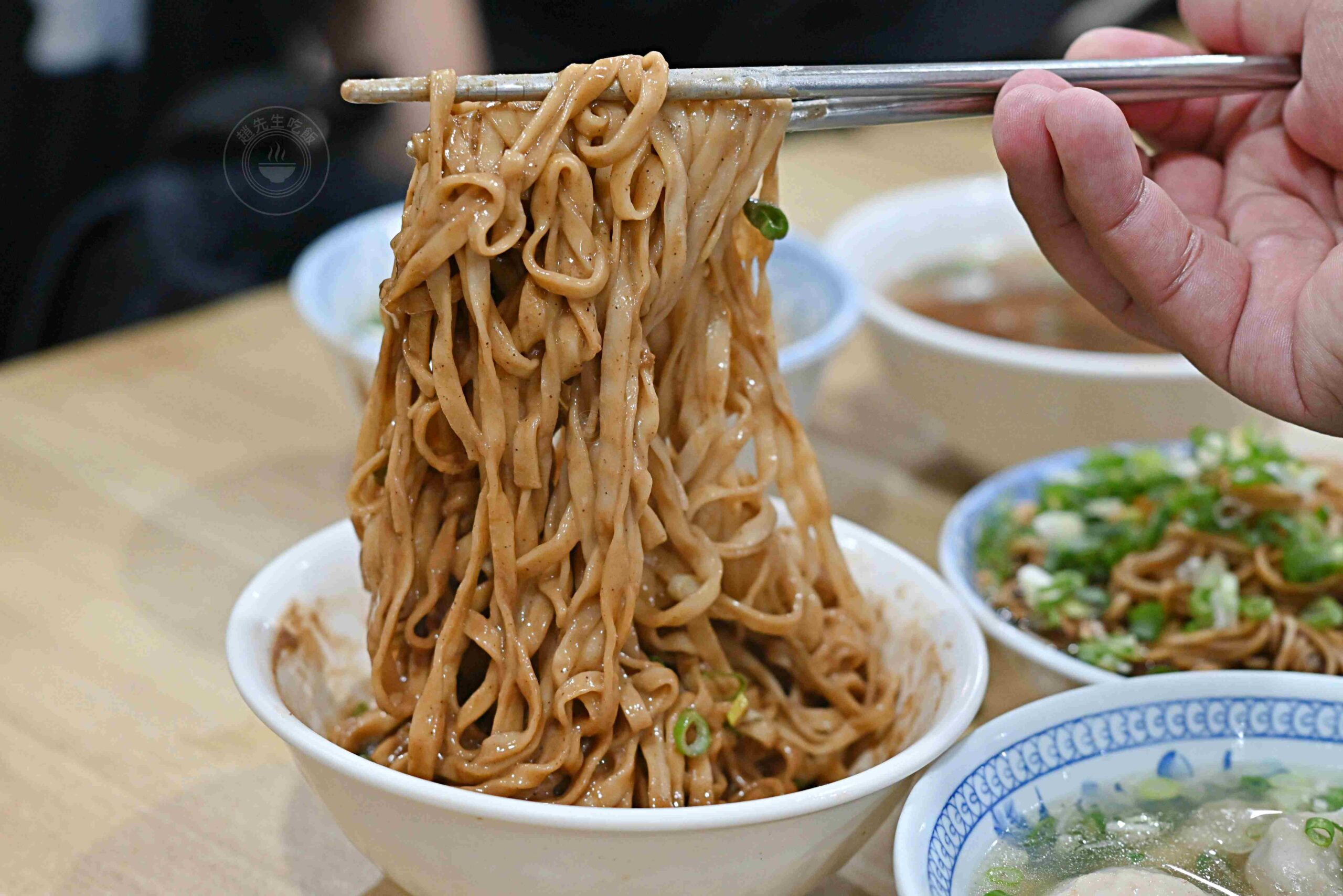 【宜蘭美食】農權路炸醬麵，神農商圈人氣排隊老店，古早味一碗40元爆量雙醬麵推薦(菜單) @趙先生吃飯