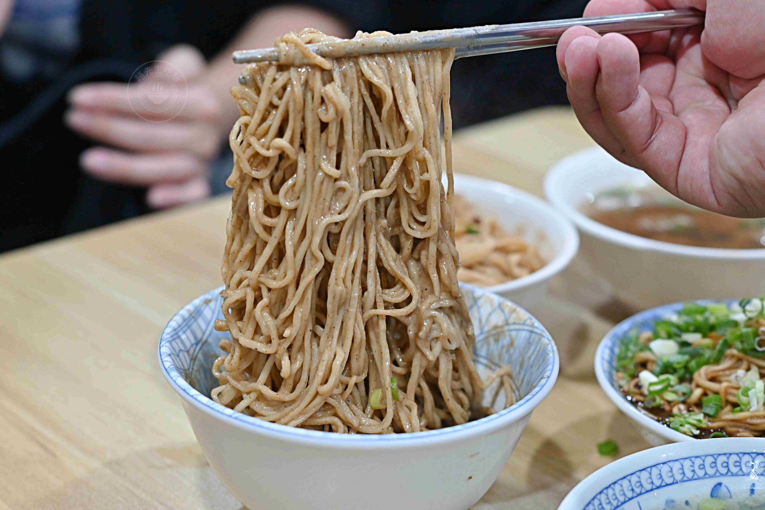 【宜蘭美食】農權路炸醬麵，神農商圈人氣排隊老店，古早味一碗40元爆量雙醬麵推薦(菜單) @趙先生吃飯