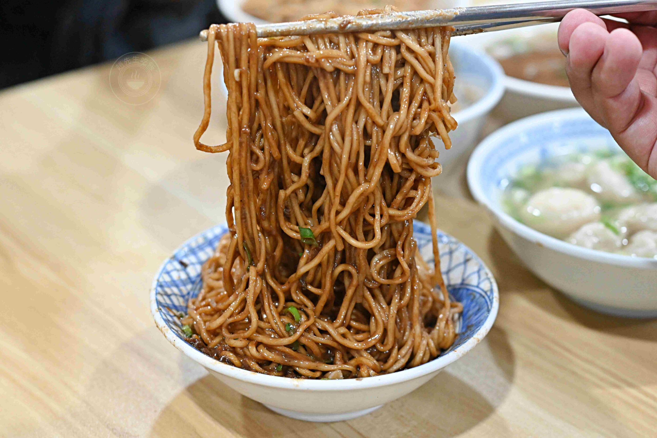 【宜蘭美食】農權路炸醬麵，神農商圈人氣排隊老店，古早味一碗40元爆量雙醬麵推薦(菜單) @趙先生吃飯