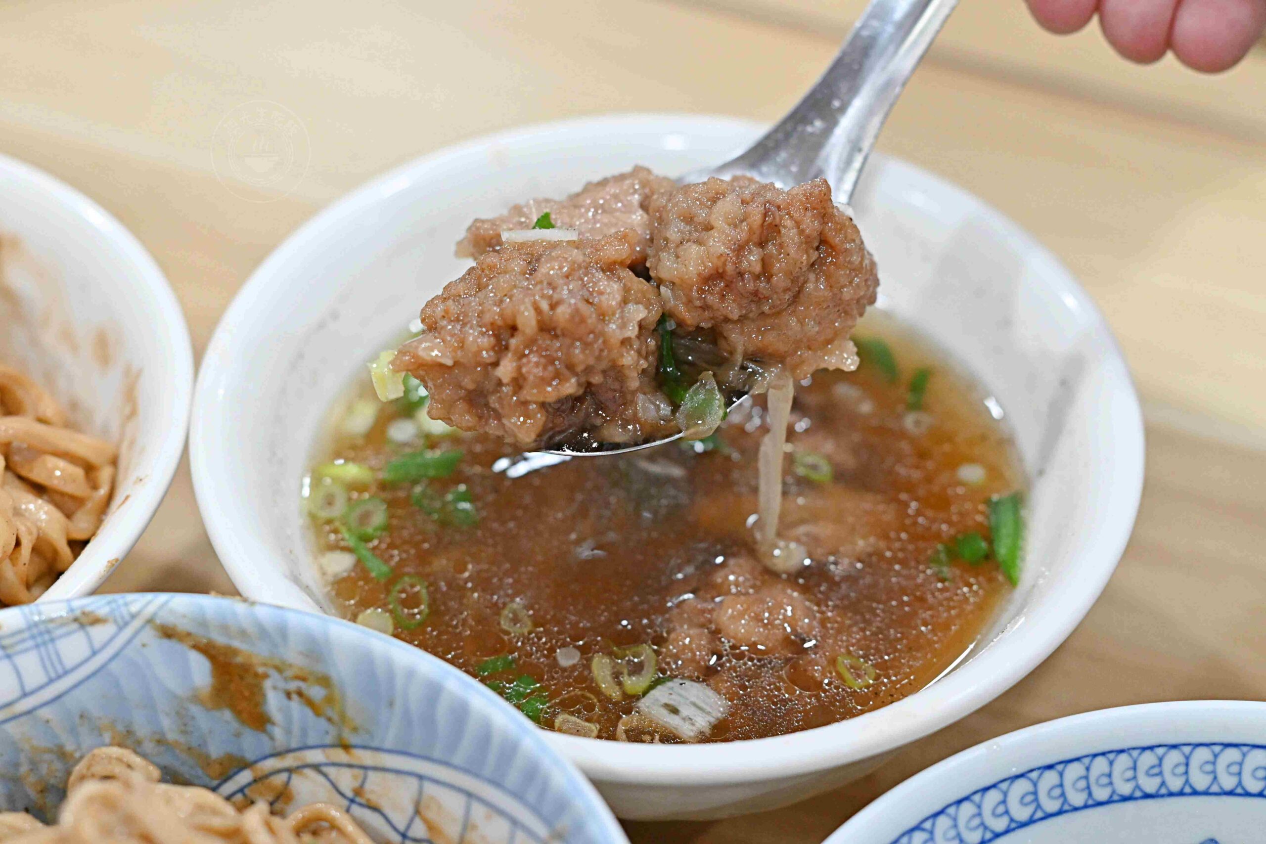 【宜蘭美食】農權路炸醬麵，神農商圈人氣排隊老店，古早味一碗40元爆量雙醬麵推薦(菜單) @趙先生吃飯