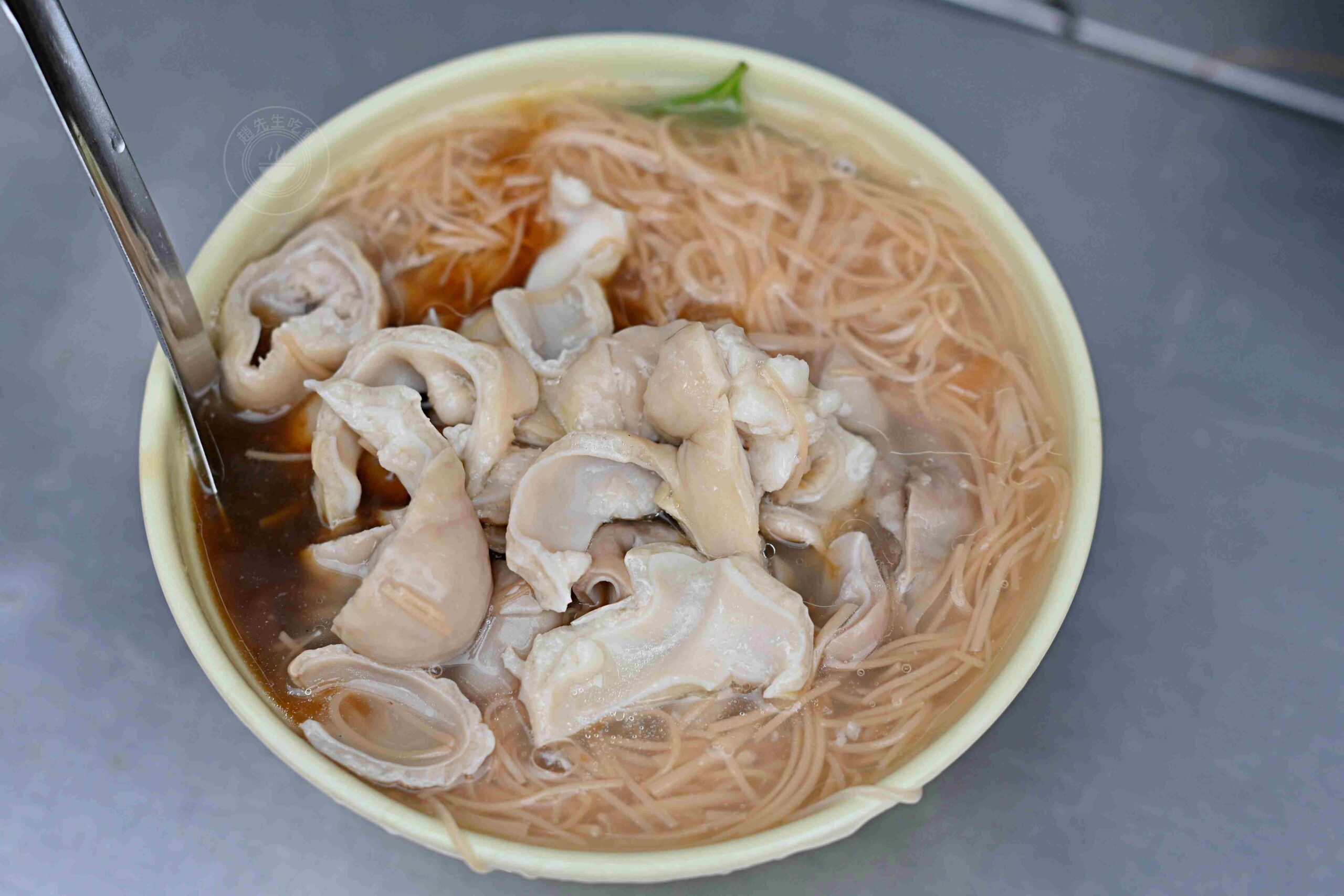 【三重美食】三重無名麵線，台北橋站散步就到！75歲阿嬤爆量大腸，還有袋裝隱藏版點法(菜單) @趙先生吃飯