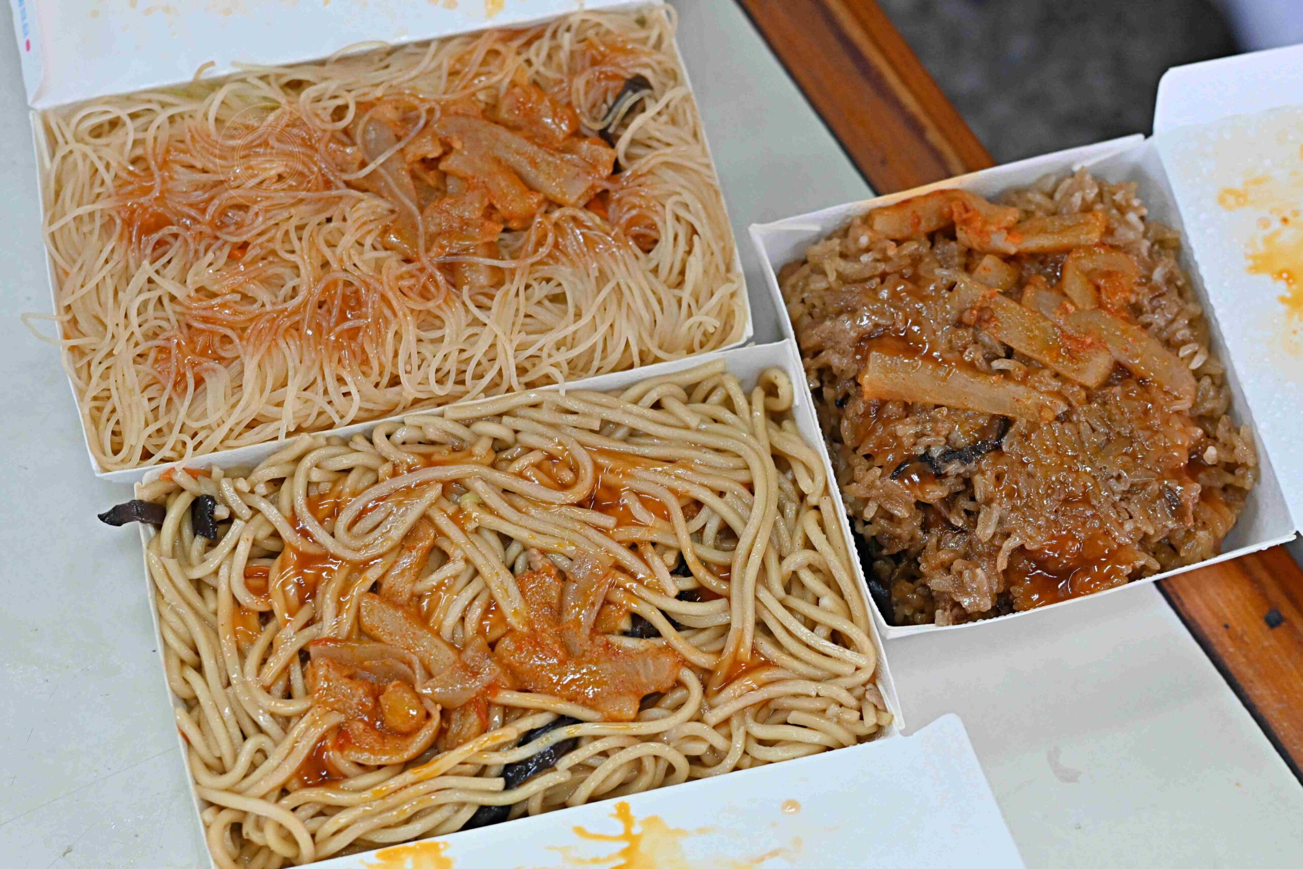 【三重美食】無名炒麵炒米粉油飯，網路幾乎沒人說的超低調神祕攤位，30元爆量銅板價炒麵、古早味油飯推薦(菜單) @趙先生吃飯