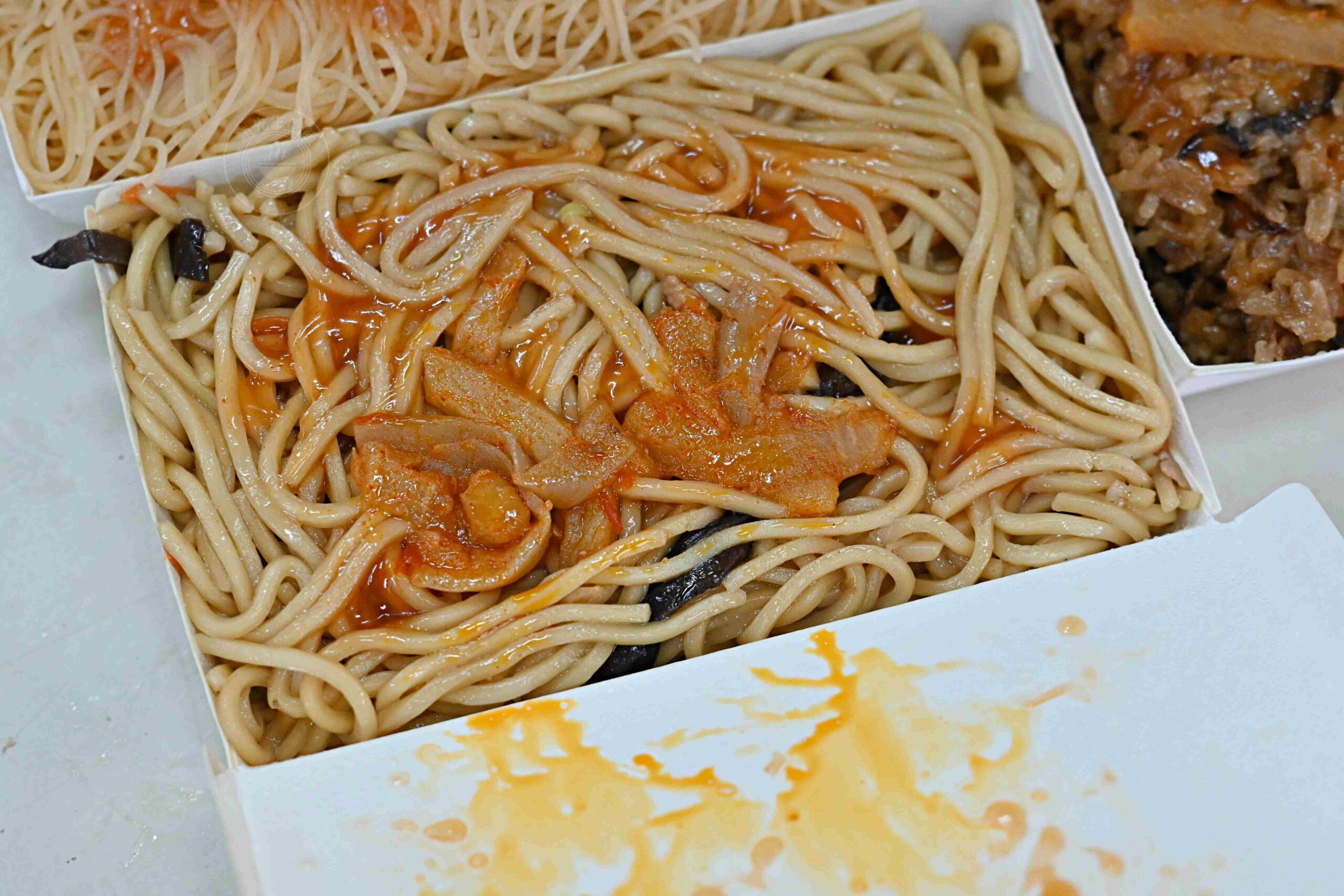 【三重美食】無名炒麵炒米粉油飯，網路幾乎沒人說的超低調神祕攤位，30元爆量銅板價炒麵、古早味油飯推薦(菜單) @趙先生吃飯