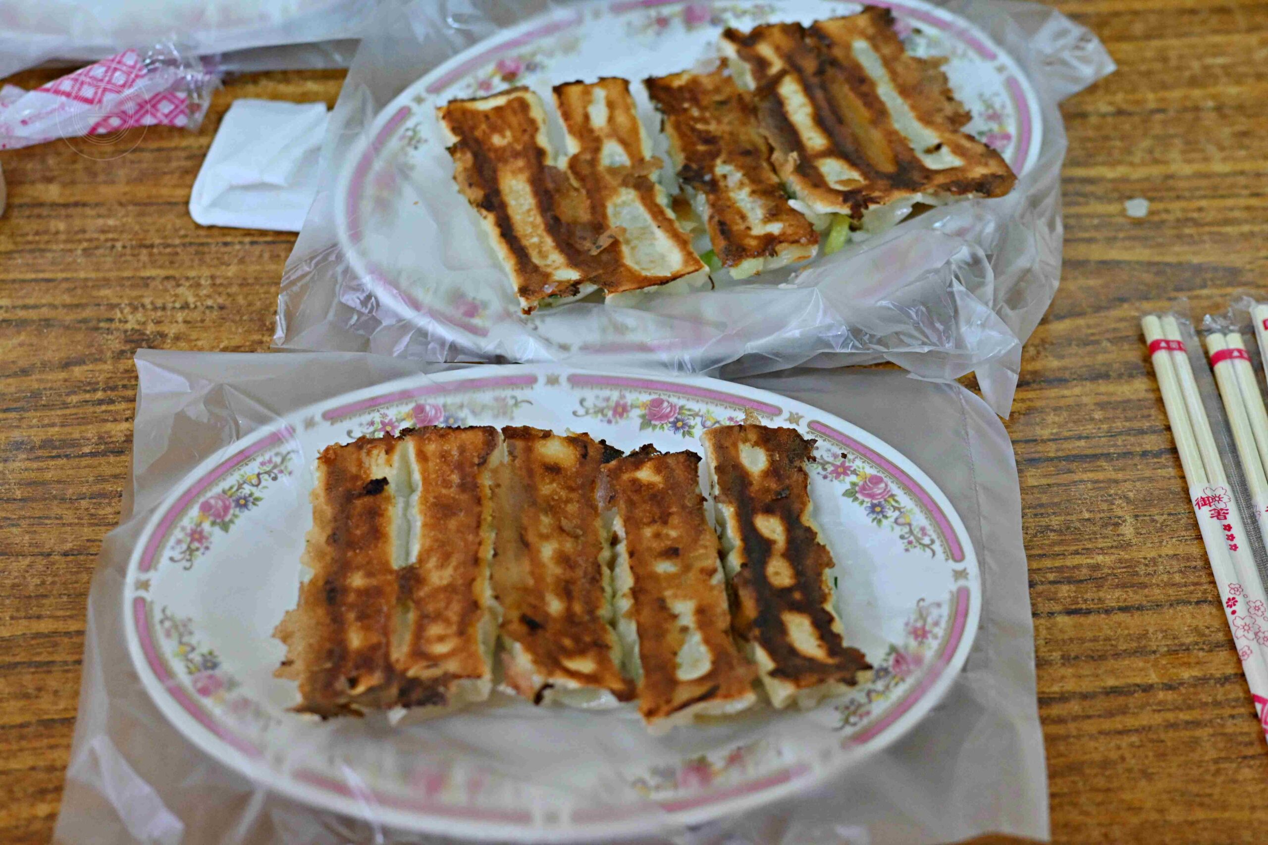 【瑞芳美食】阿玉鍋貼，深澳漁港旁隱藏版鐵皮屋鍋貼，一早就排隊的脆皮鍋貼推薦（菜單） @趙先生吃飯