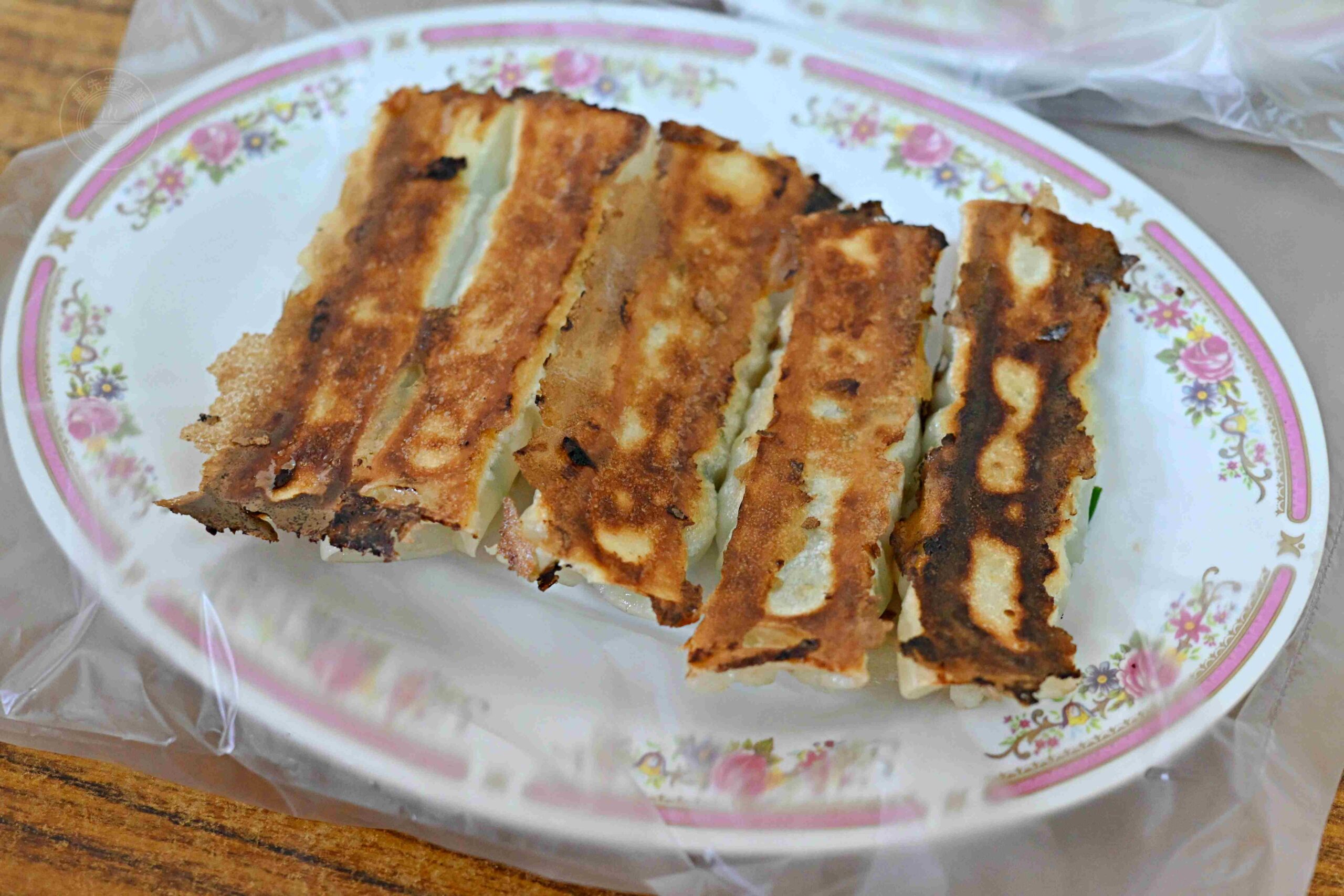 【瑞芳美食】阿玉鍋貼，深澳漁港旁隱藏版鐵皮屋鍋貼，一早就排隊的脆皮鍋貼推薦（菜單） @趙先生吃飯