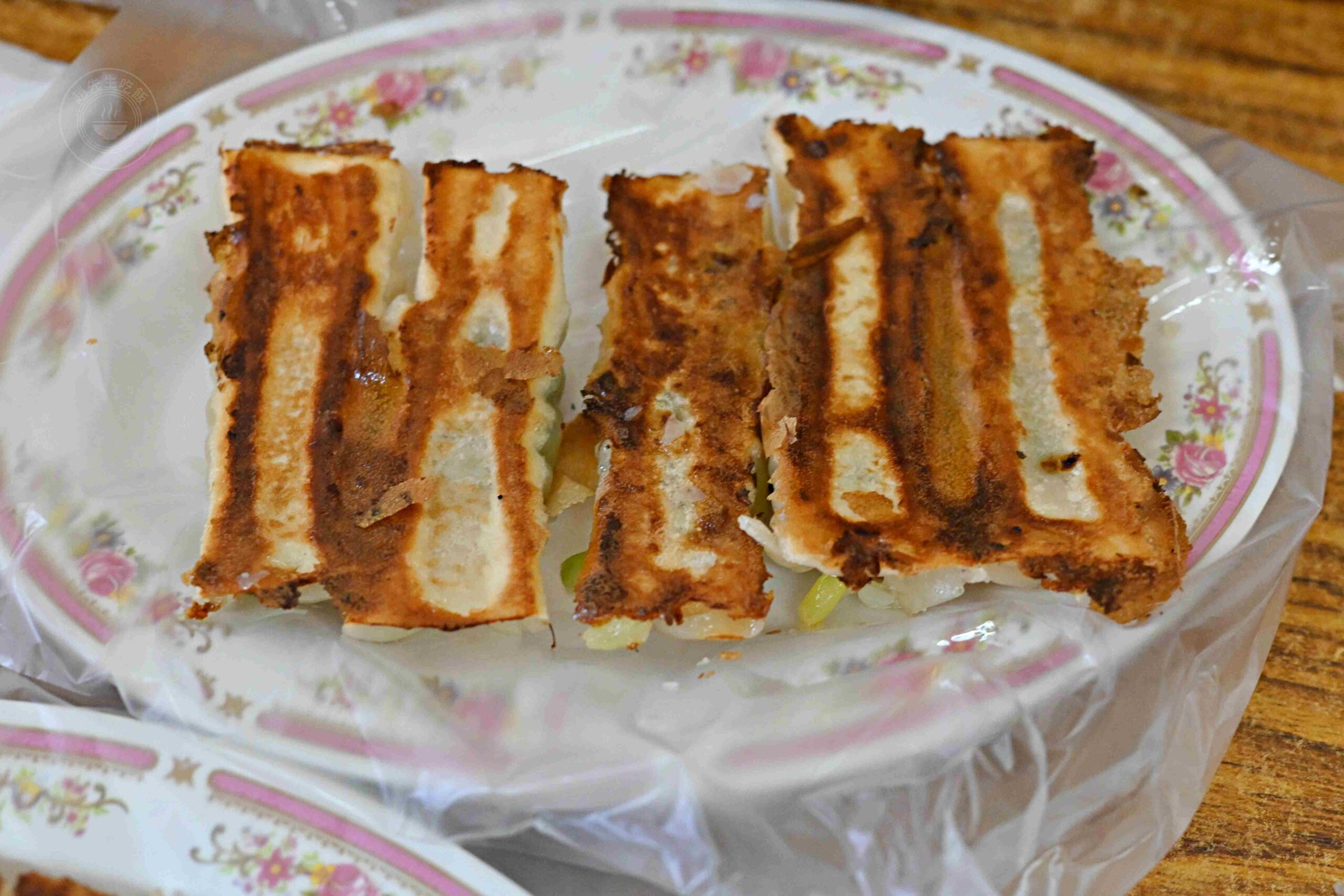 【瑞芳美食】阿玉鍋貼，深澳漁港旁隱藏版鐵皮屋鍋貼，一早就排隊的脆皮鍋貼推薦（菜單） @趙先生吃飯