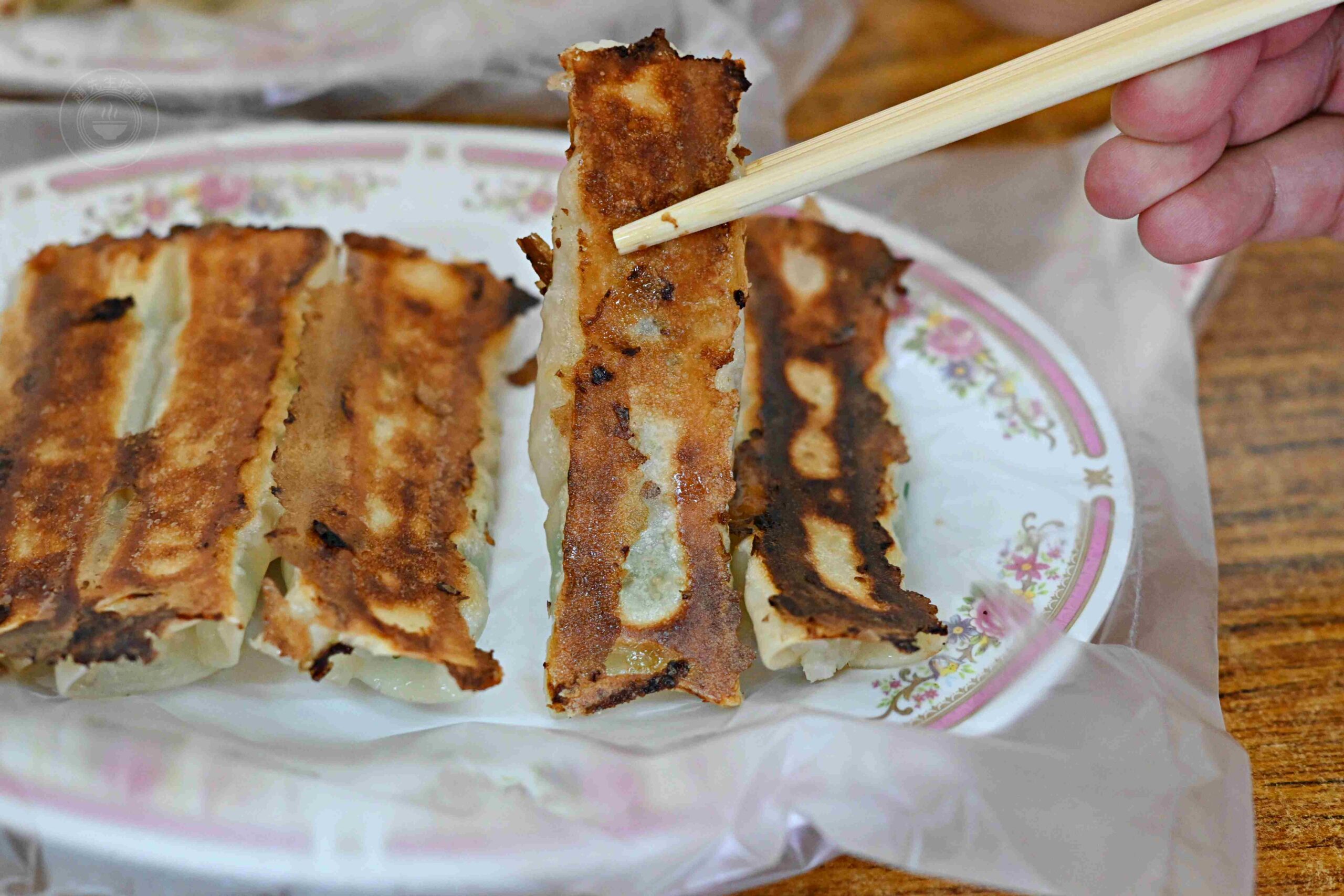 【瑞芳美食】阿玉鍋貼，深澳漁港旁隱藏版鐵皮屋鍋貼，一早就排隊的脆皮鍋貼推薦（菜單） @趙先生吃飯