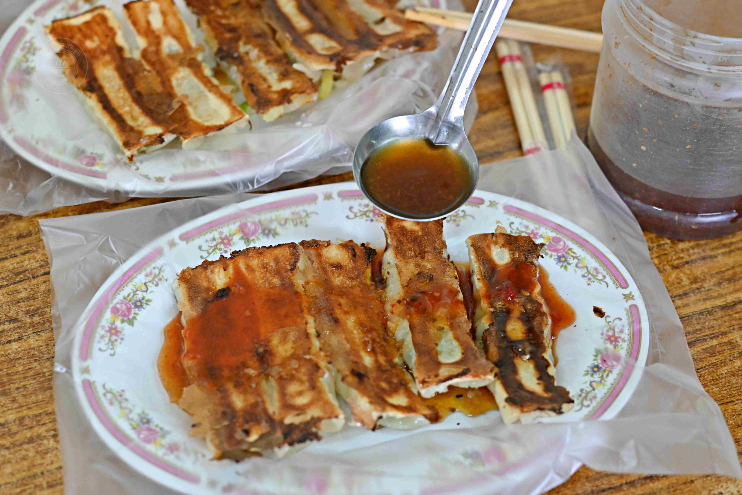 【瑞芳美食】阿玉鍋貼，深澳漁港旁隱藏版鐵皮屋鍋貼，一早就排隊的脆皮鍋貼推薦（菜單） @趙先生吃飯