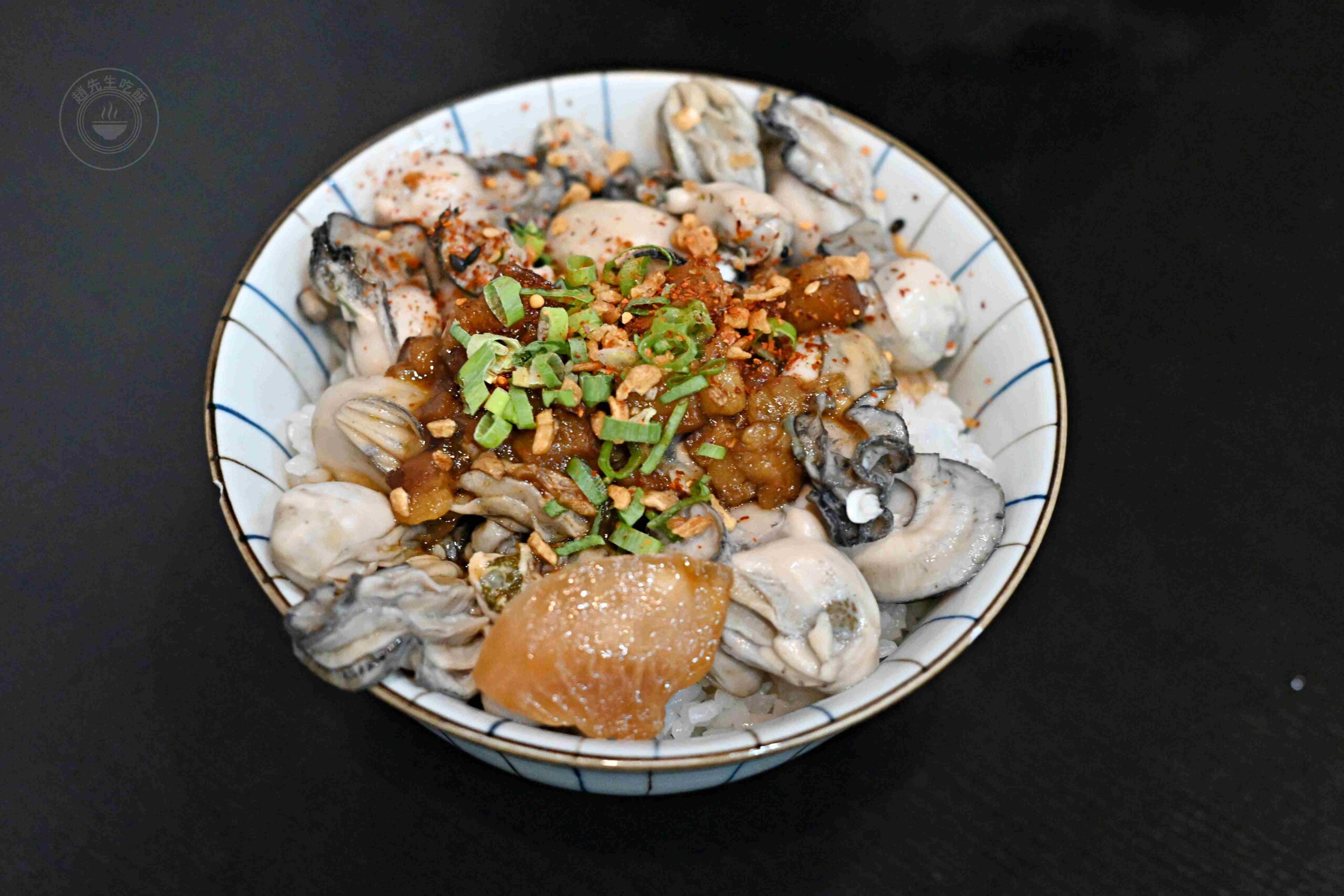 【基隆美食】吳姳麵館,基隆仁愛市場隱藏版排隊王者,比大拇指還肥的爆汁蚵仔蓋飯推薦(菜單) @趙先生吃飯 【基隆美食】吳姳麵館,基隆仁愛市場隱藏版排隊王者,比大拇指還肥的爆汁蚵仔蓋飯推薦(菜單) @趙先生吃飯