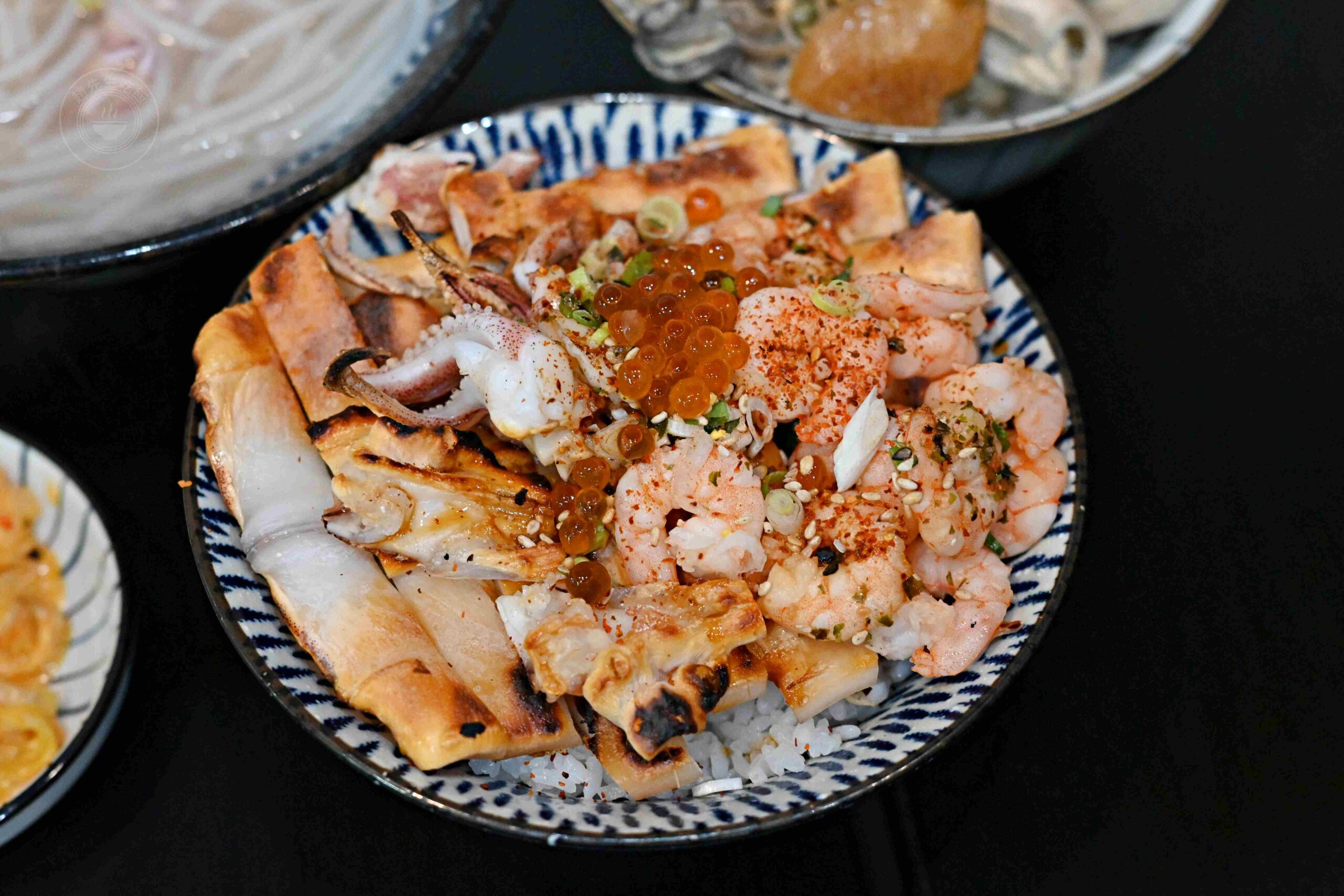 【基隆美食】吳姳麵館,基隆仁愛市場隱藏版排隊王者,比大拇指還肥的爆汁蚵仔蓋飯推薦(菜單) @趙先生吃飯 【基隆美食】吳姳麵館,基隆仁愛市場隱藏版排隊王者,比大拇指還肥的爆汁蚵仔蓋飯推薦(菜單) @趙先生吃飯