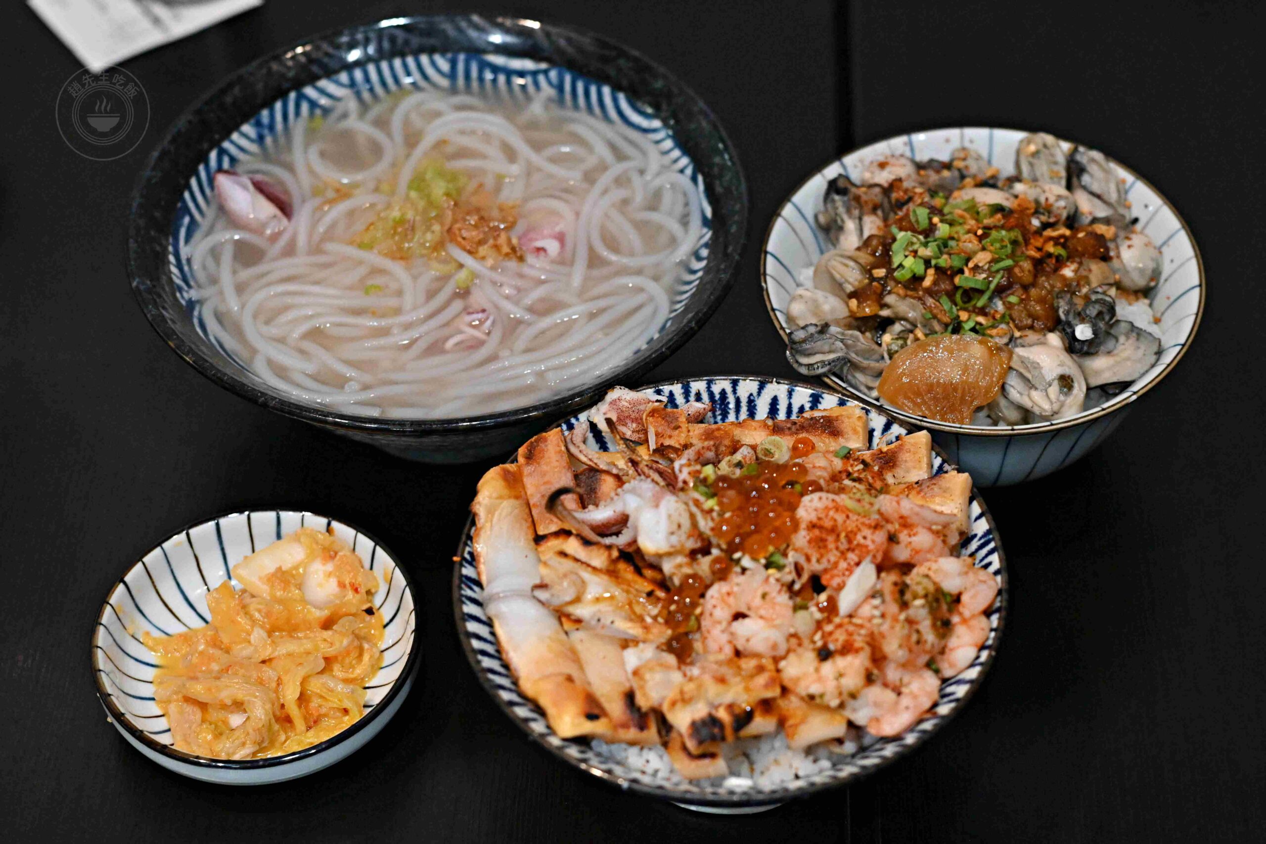 【基隆美食】吳姳麵館，基隆仁愛市場隱藏版排隊王者，比大拇指還肥的爆汁蚵仔蓋飯推薦(菜單) @趙先生吃飯