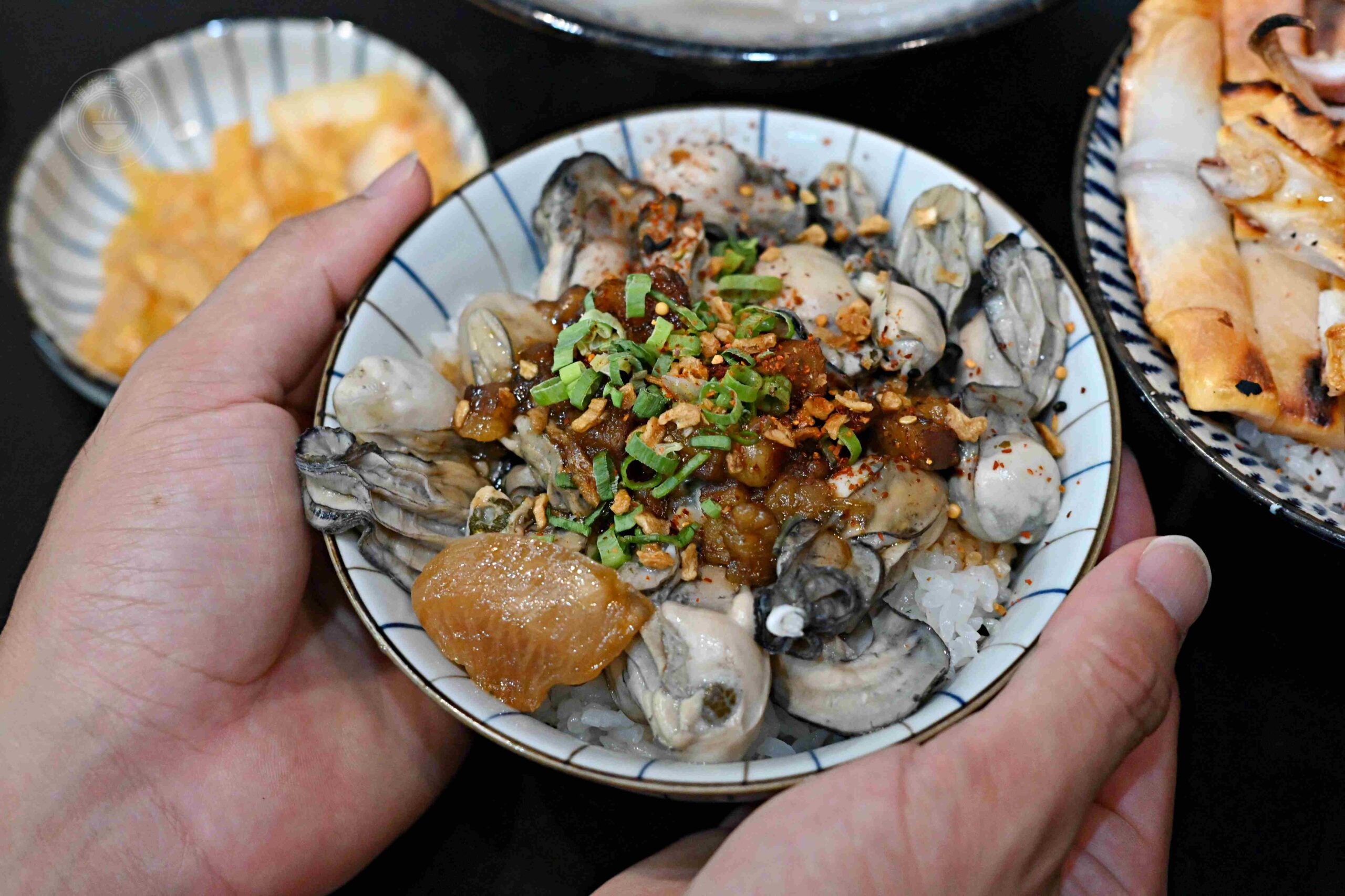 【基隆美食】吳姳麵館,基隆仁愛市場隱藏版排隊王者,比大拇指還肥的爆汁蚵仔蓋飯推薦(菜單) @趙先生吃飯 【基隆美食】吳姳麵館,基隆仁愛市場隱藏版排隊王者,比大拇指還肥的爆汁蚵仔蓋飯推薦(菜單) @趙先生吃飯