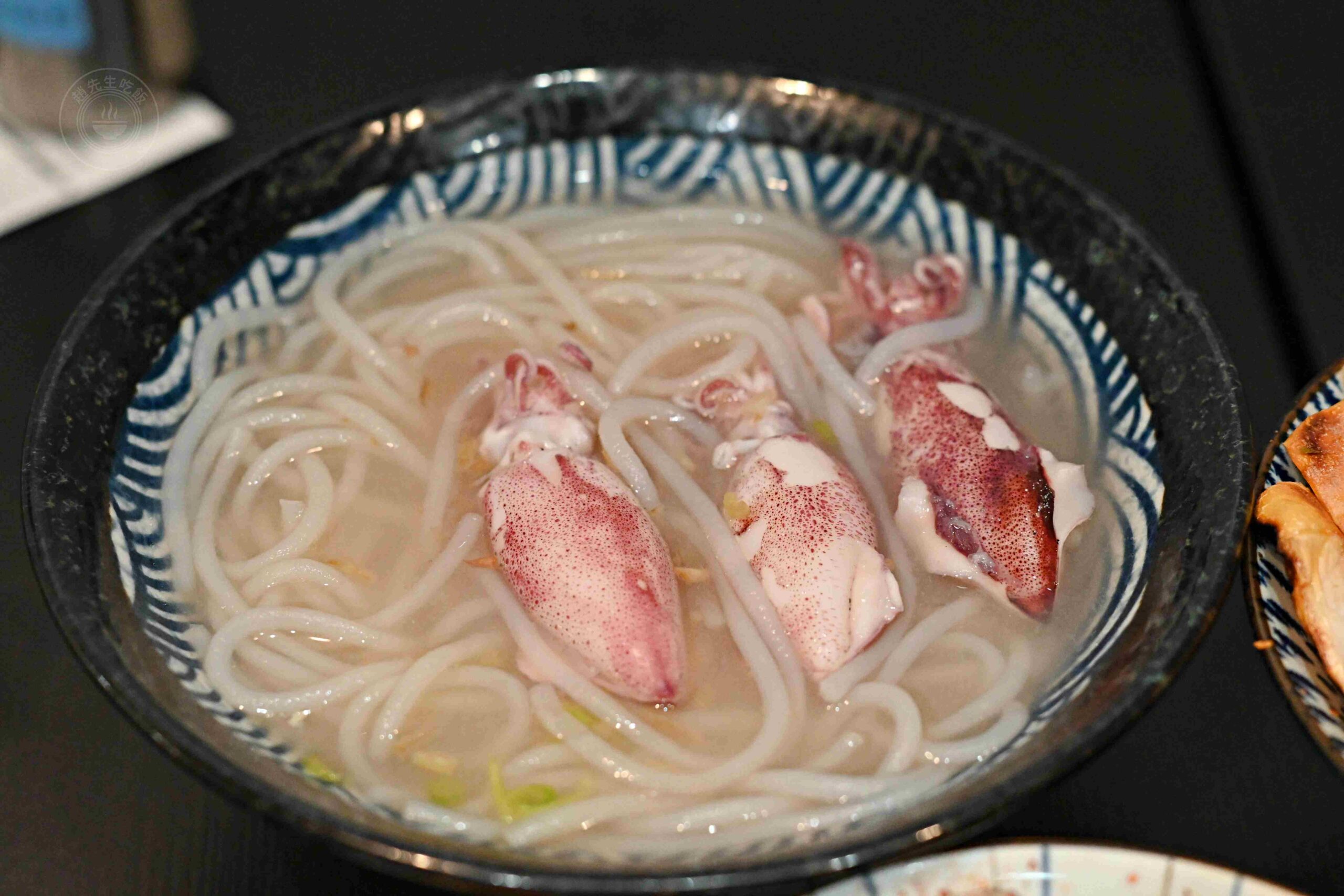 【基隆美食】吳姳麵館，基隆仁愛市場隱藏版排隊王者，比大拇指還肥的爆汁蚵仔蓋飯推薦(菜單) @趙先生吃飯