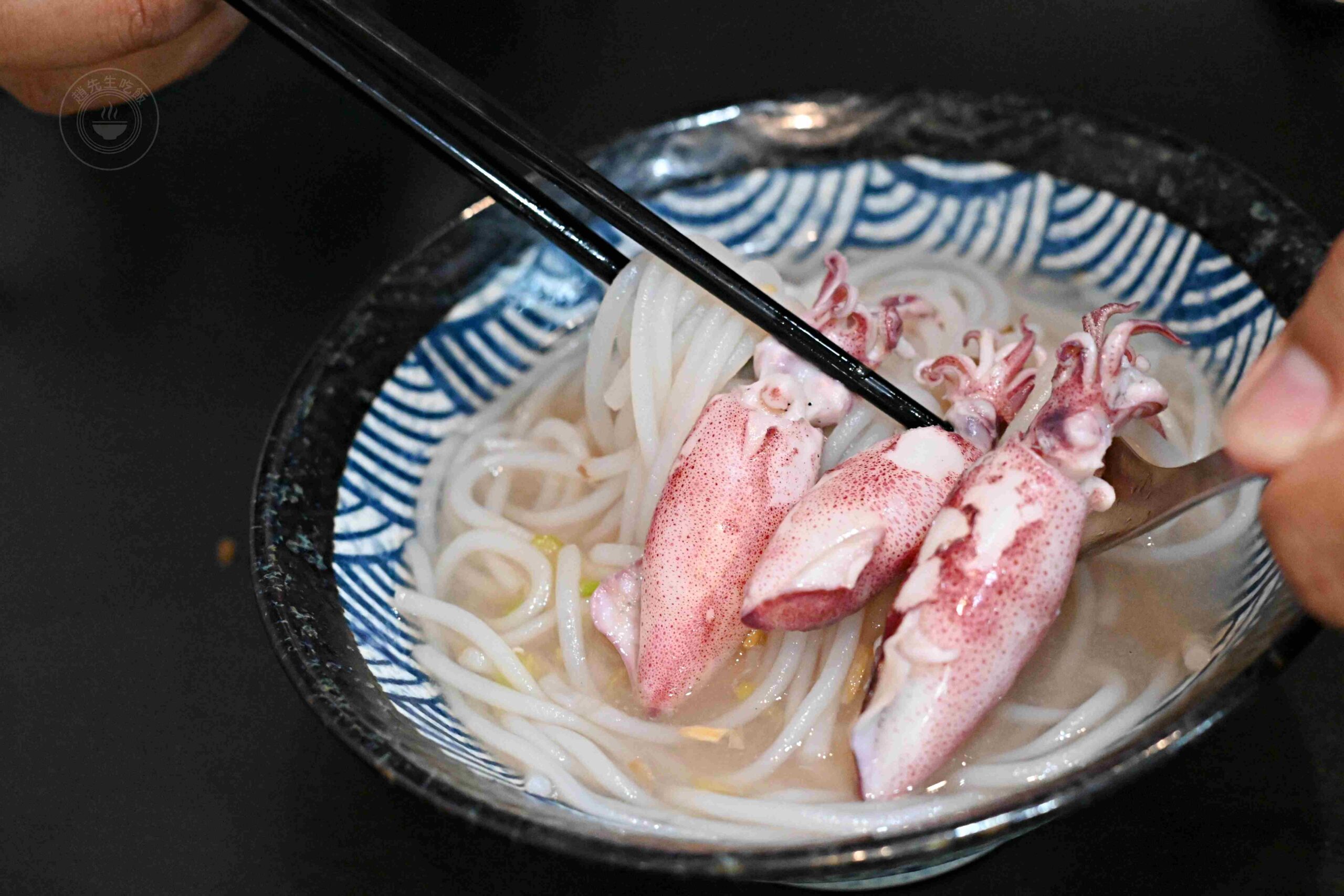 【基隆美食】吳姳麵館,基隆仁愛市場隱藏版排隊王者,比大拇指還肥的爆汁蚵仔蓋飯推薦(菜單) @趙先生吃飯 【基隆美食】吳姳麵館,基隆仁愛市場隱藏版排隊王者,比大拇指還肥的爆汁蚵仔蓋飯推薦(菜單) @趙先生吃飯