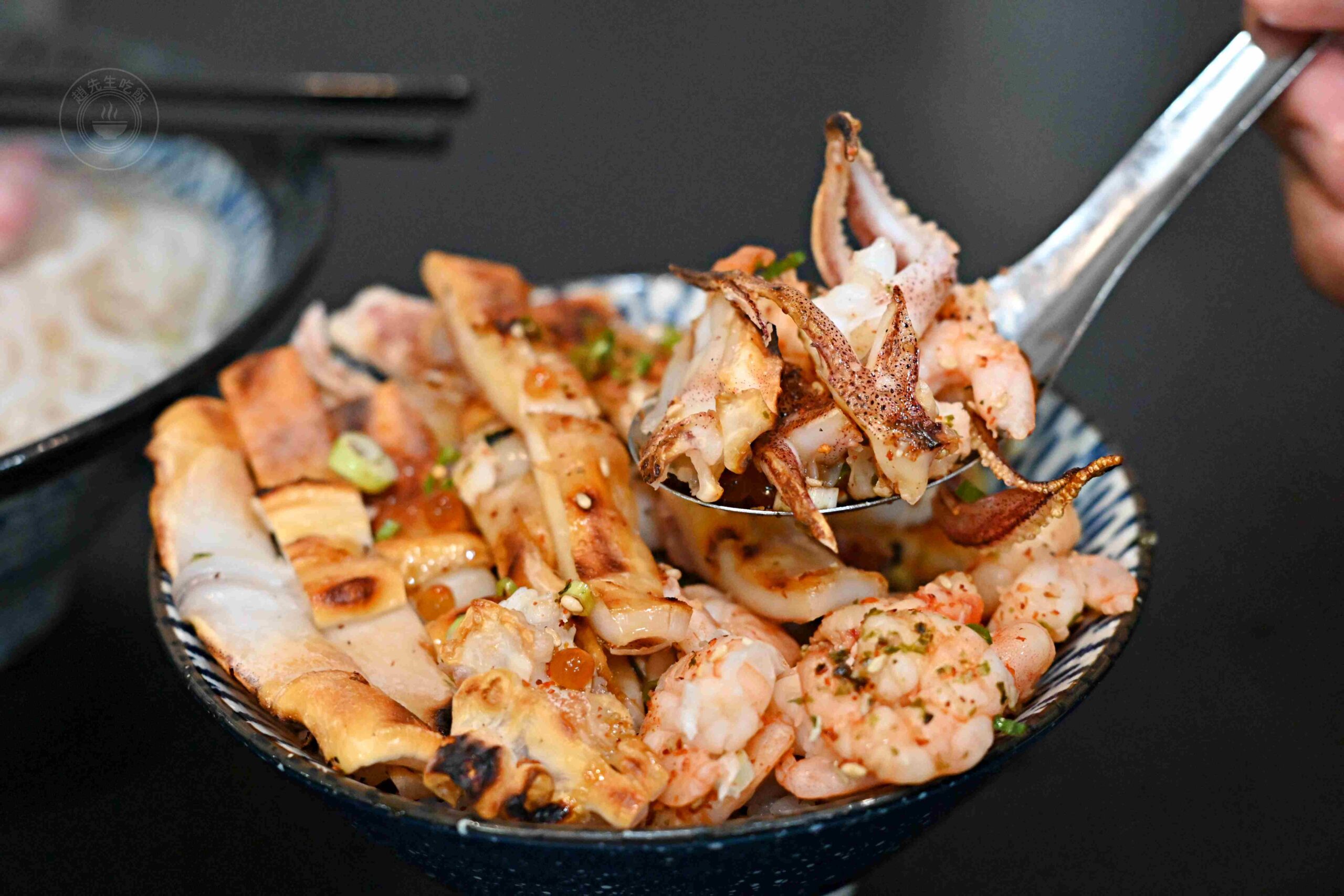【基隆美食】吳姳麵館，基隆仁愛市場隱藏版排隊王者，比大拇指還肥的爆汁蚵仔蓋飯推薦(菜單) @趙先生吃飯