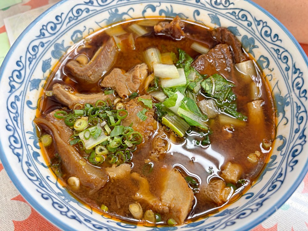 朋友抱怨說，三商巧福太貴了，改吃這家120元牛肉麵，肉多又好吃！ @趙先生吃飯