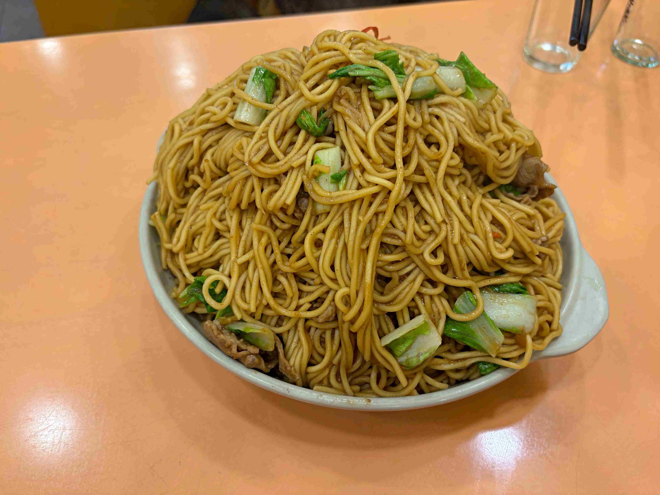 【台北中山區美食】新東羊 羊肉料理專專賣店，巨無霸大份量羊肉炒麵100元，湯喝到飽推薦(菜單) @趙先生吃飯