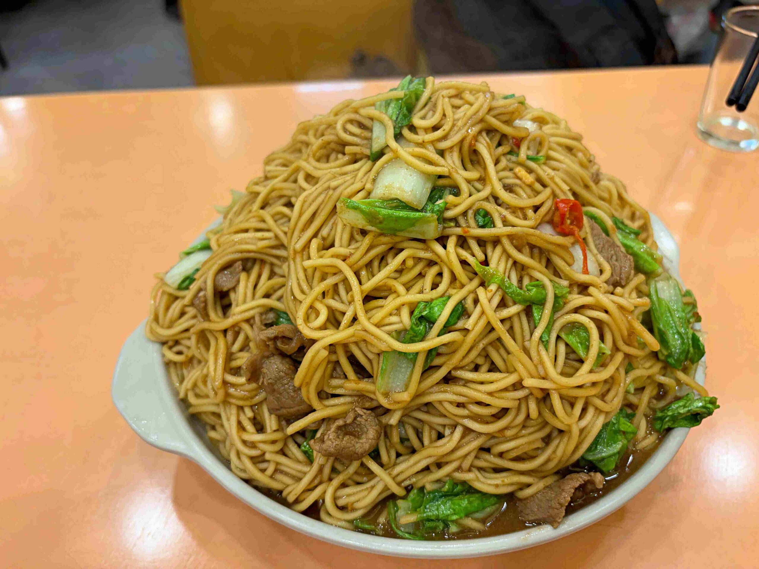 【台北中山區美食】新東羊 羊肉料理專專賣店，巨無霸大份量羊肉炒麵100元，湯喝到飽推薦(菜單) @趙先生吃飯