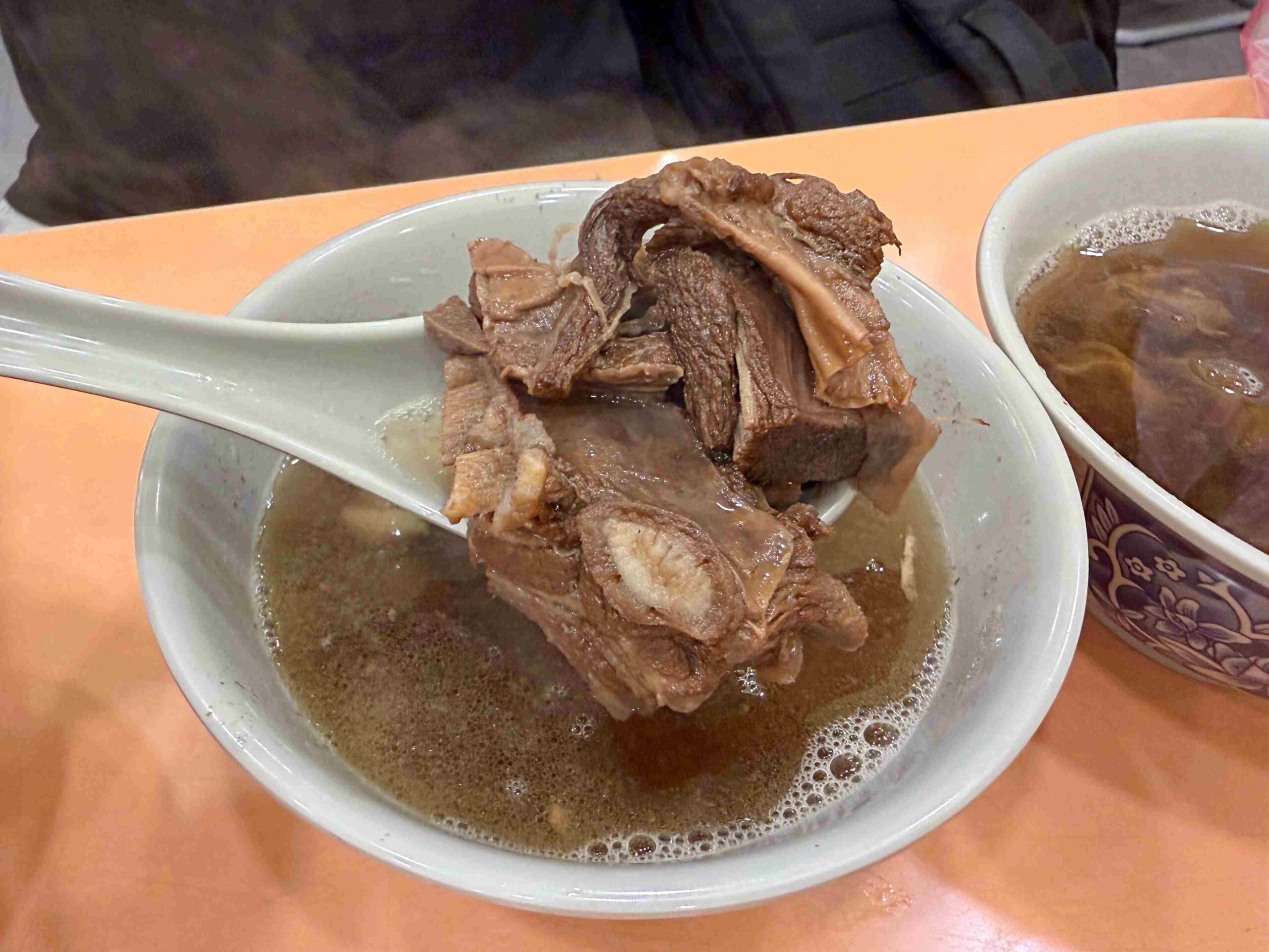【台北中山區美食】新東羊 羊肉料理專專賣店，巨無霸大份量羊肉炒麵100元，湯喝到飽推薦(菜單) @趙先生吃飯