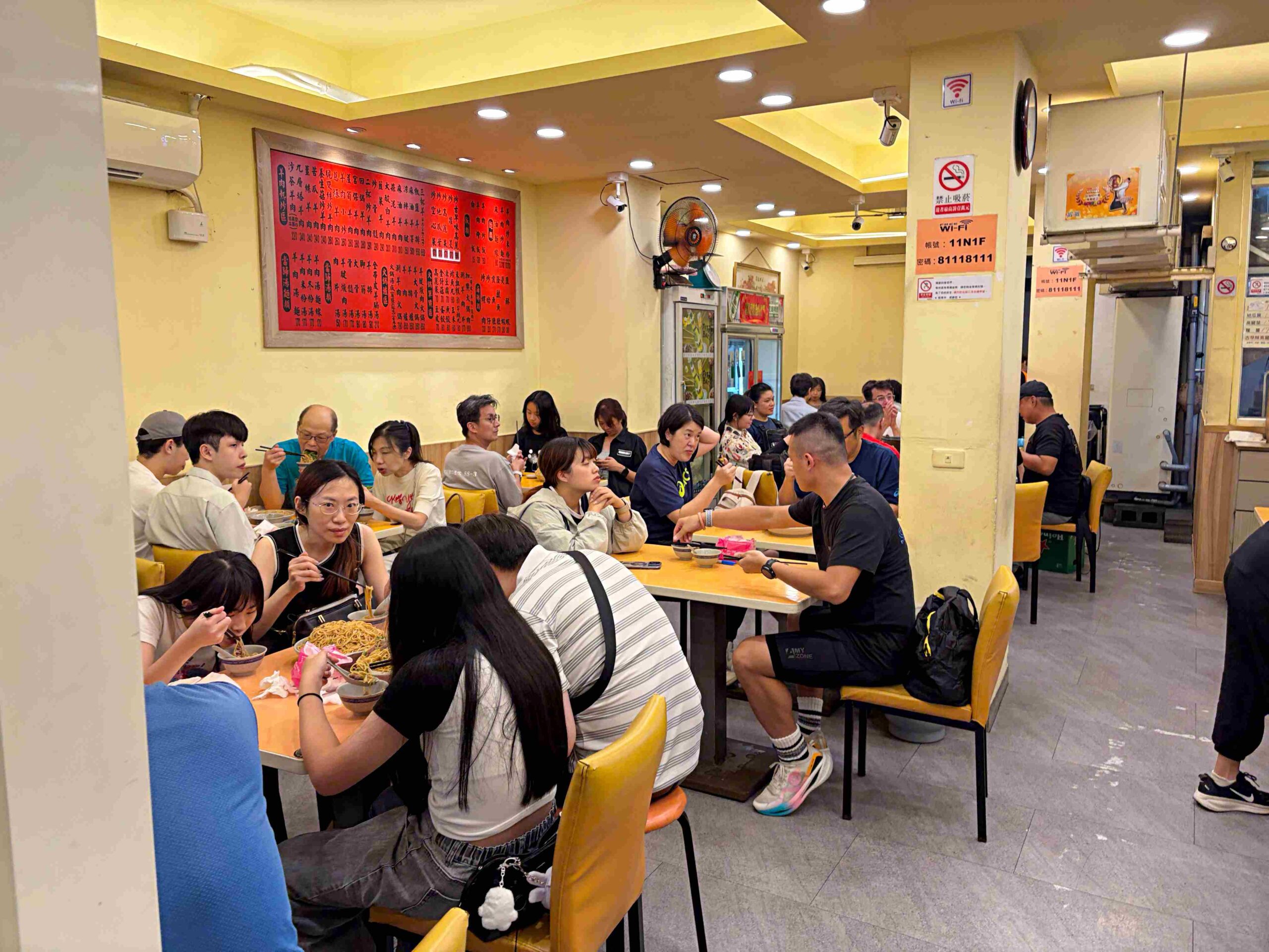 【台北中山區美食】新東羊 羊肉料理專專賣店，巨無霸大份量羊肉炒麵100元，湯喝到飽推薦(菜單) @趙先生吃飯