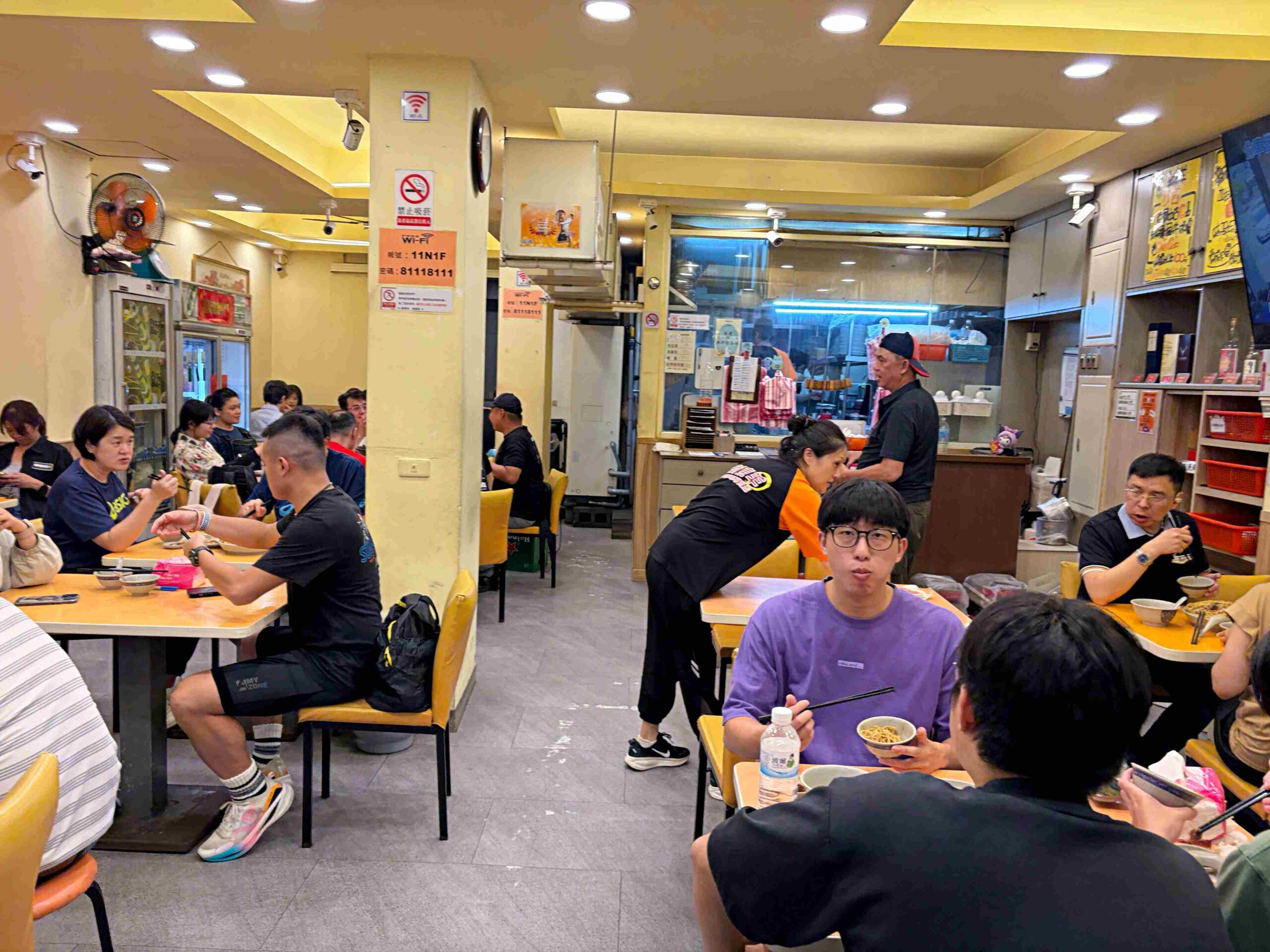 【台北中山區美食】新東羊 羊肉料理專專賣店，巨無霸大份量羊肉炒麵100元，湯喝到飽推薦(菜單) @趙先生吃飯