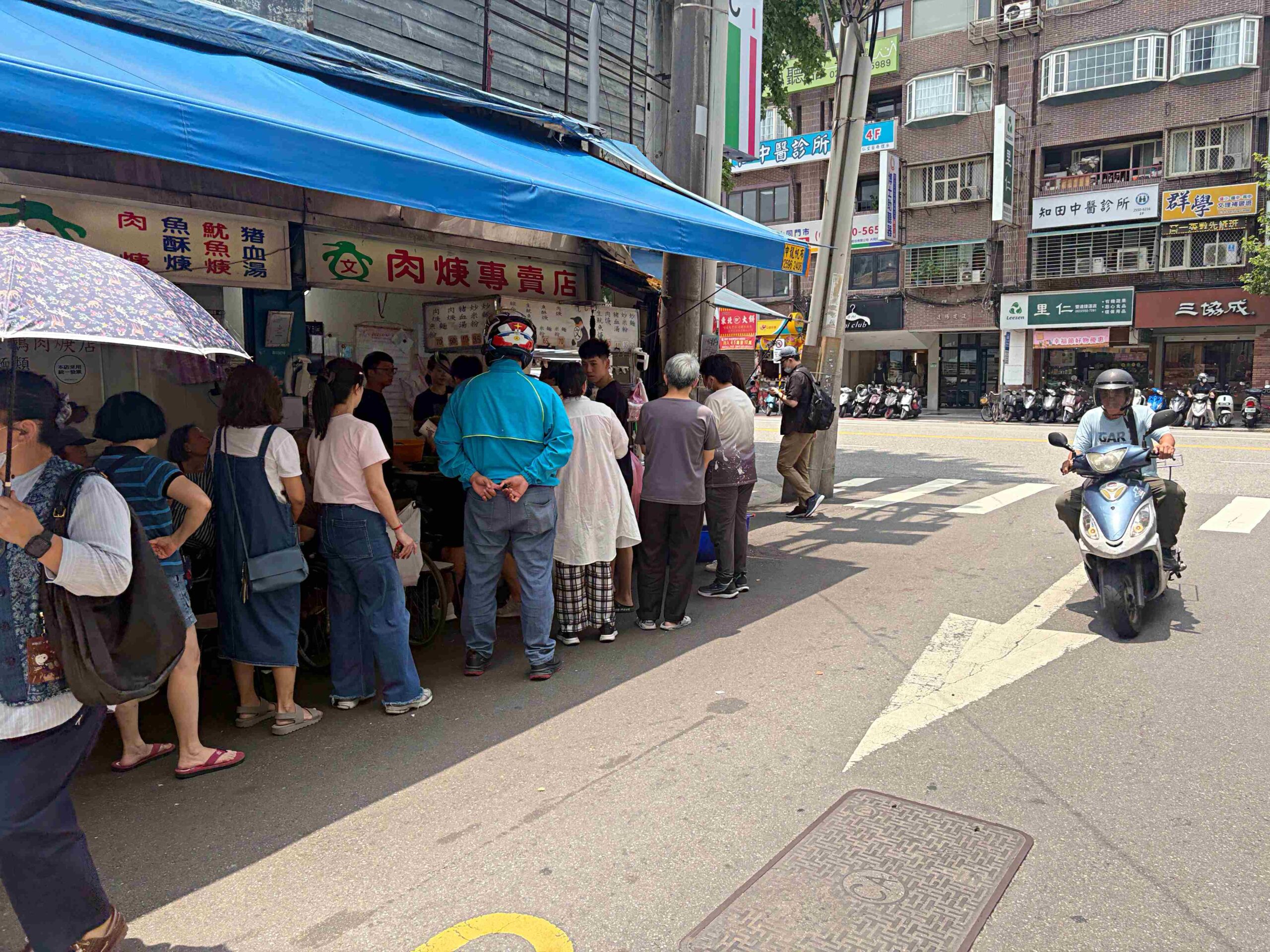 【台北美食】企鵝文肉羹店,雙連站30年老字號炒麵配魷魚肉羹,平價在地瘋狂排隊小吃推薦(菜單) @趙先生吃飯 【台北美食】企鵝文肉羹店,雙連站30年老字號炒麵配魷魚肉羹,平價在地瘋狂排隊小吃推薦(菜單) @趙先生吃飯