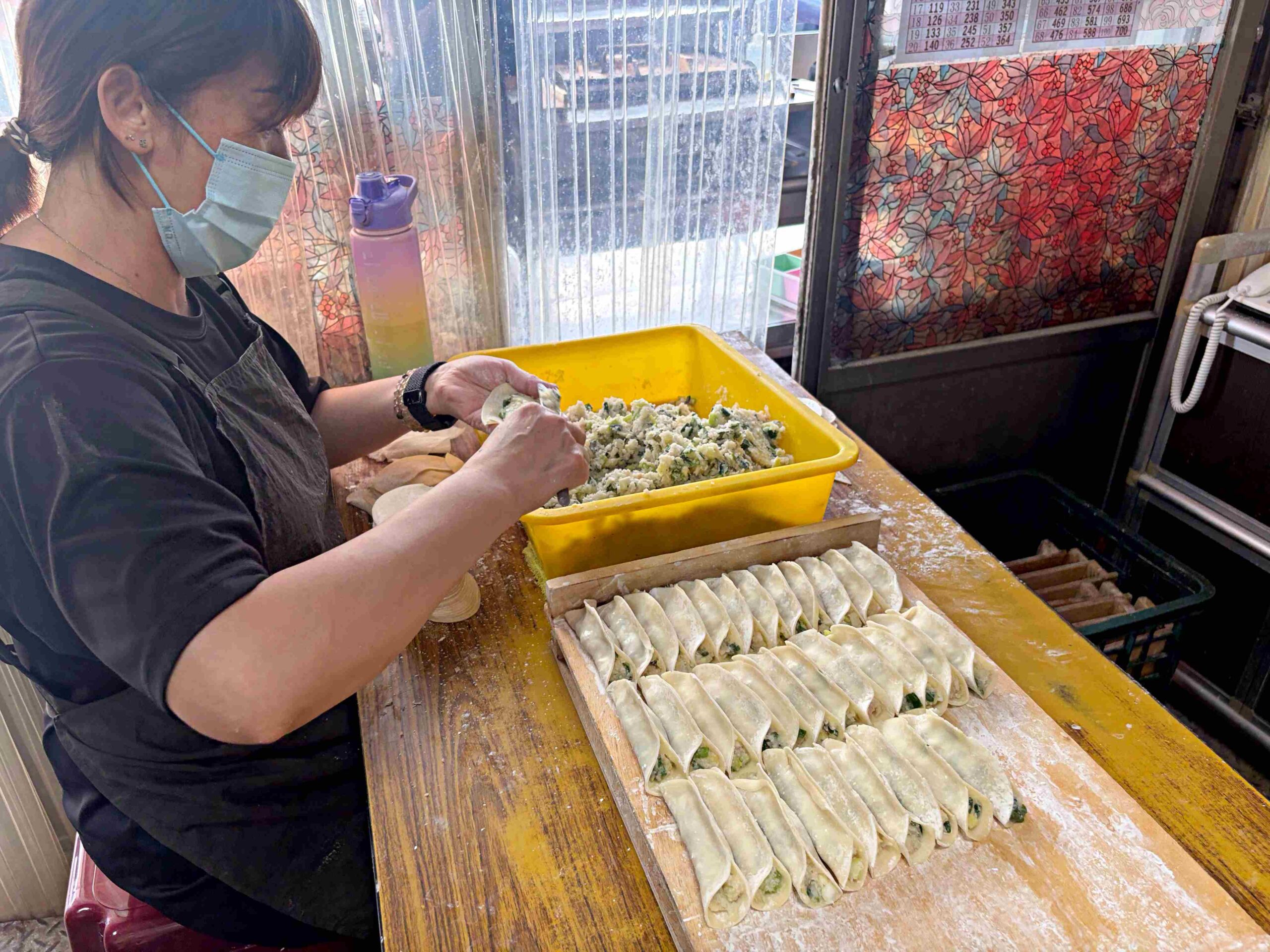 【瑞芳美食】阿玉鍋貼，深澳漁港旁隱藏版鐵皮屋鍋貼，一早就排隊的脆皮鍋貼推薦（菜單） @趙先生吃飯