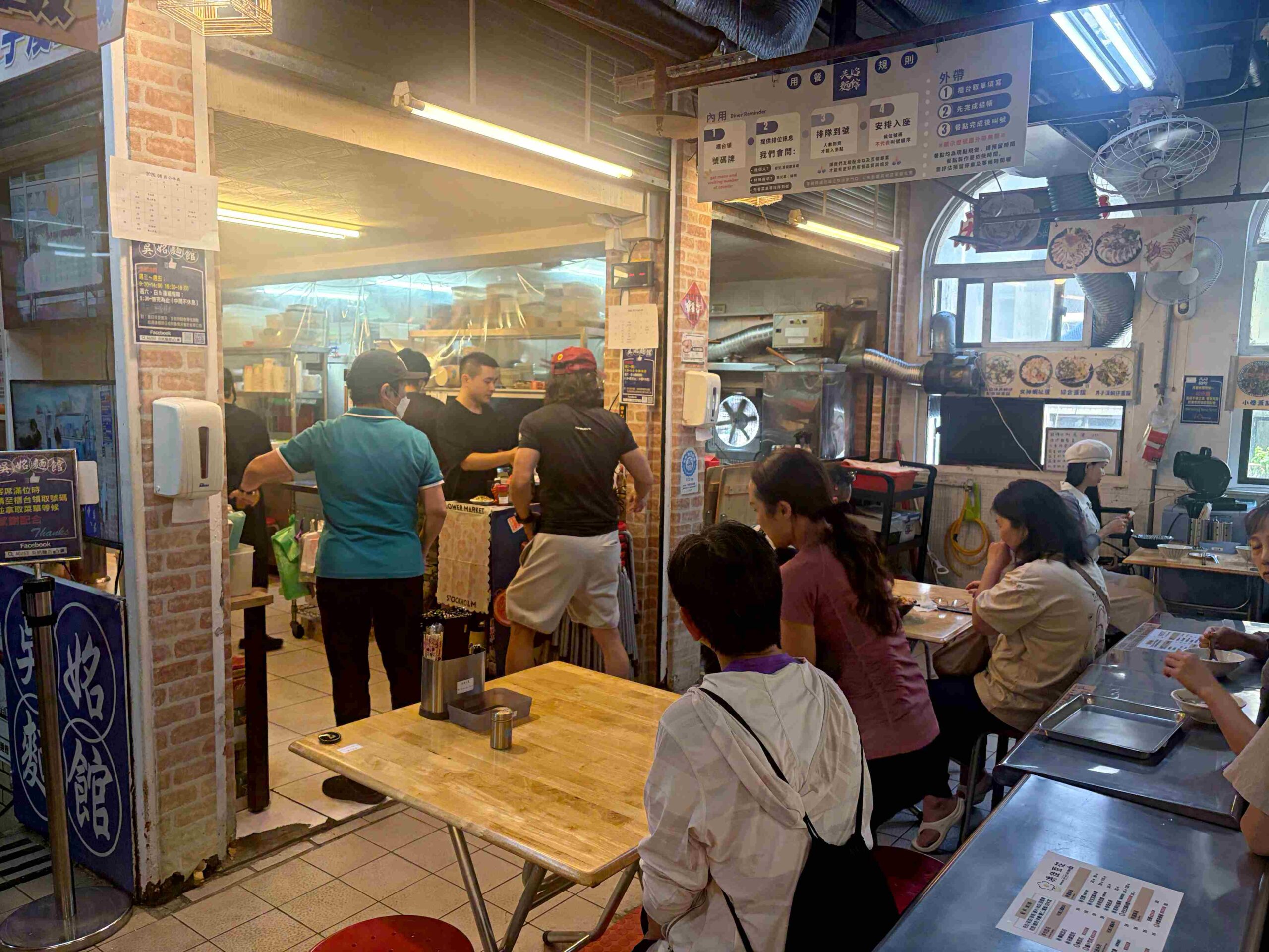 【基隆美食】吳姳麵館,基隆仁愛市場隱藏版排隊王者,比大拇指還肥的爆汁蚵仔蓋飯推薦(菜單) @趙先生吃飯 【基隆美食】吳姳麵館,基隆仁愛市場隱藏版排隊王者,比大拇指還肥的爆汁蚵仔蓋飯推薦(菜單) @趙先生吃飯