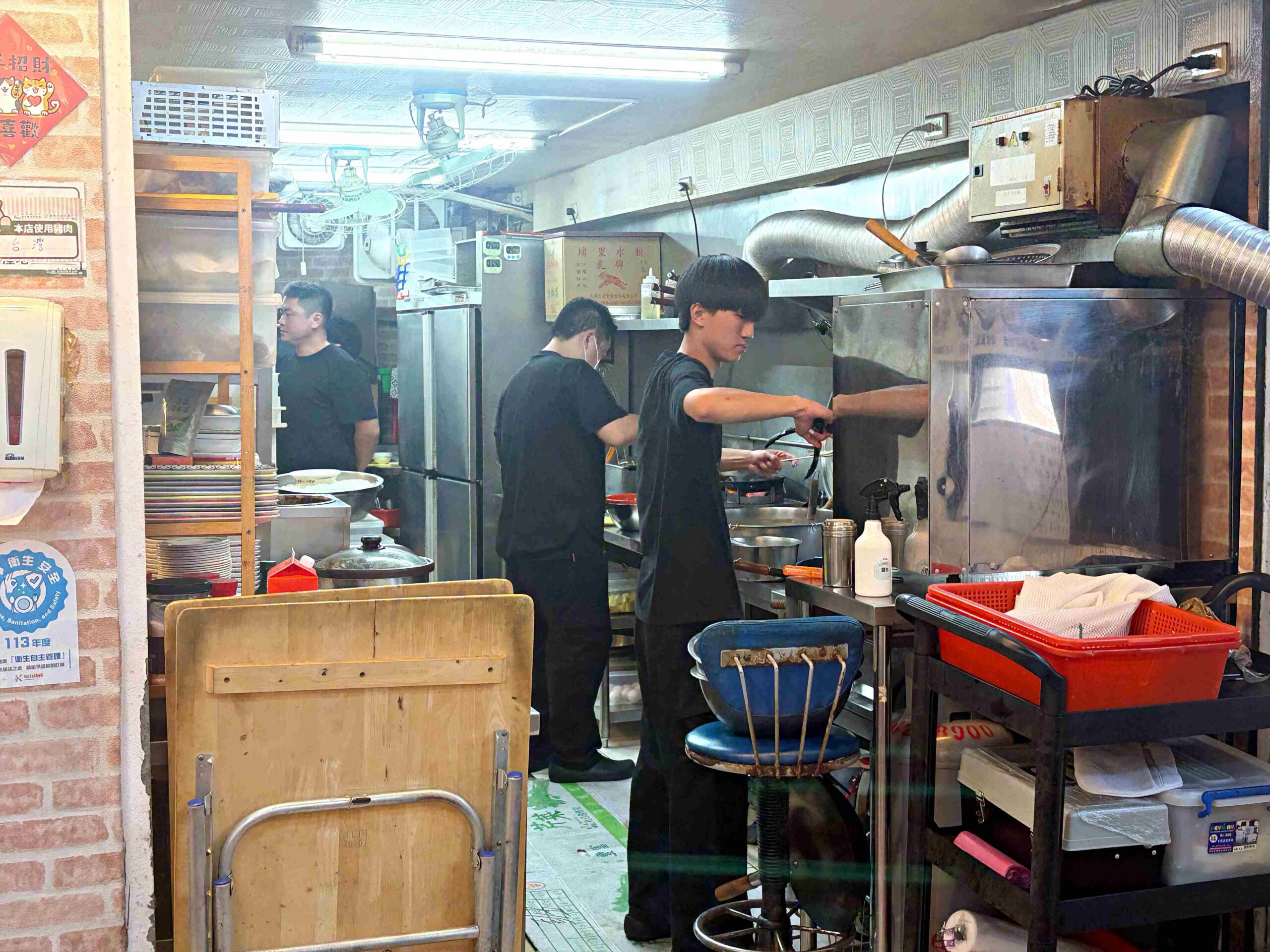 【基隆美食】吳姳麵館,基隆仁愛市場隱藏版排隊王者,比大拇指還肥的爆汁蚵仔蓋飯推薦(菜單) @趙先生吃飯 【基隆美食】吳姳麵館,基隆仁愛市場隱藏版排隊王者,比大拇指還肥的爆汁蚵仔蓋飯推薦(菜單) @趙先生吃飯