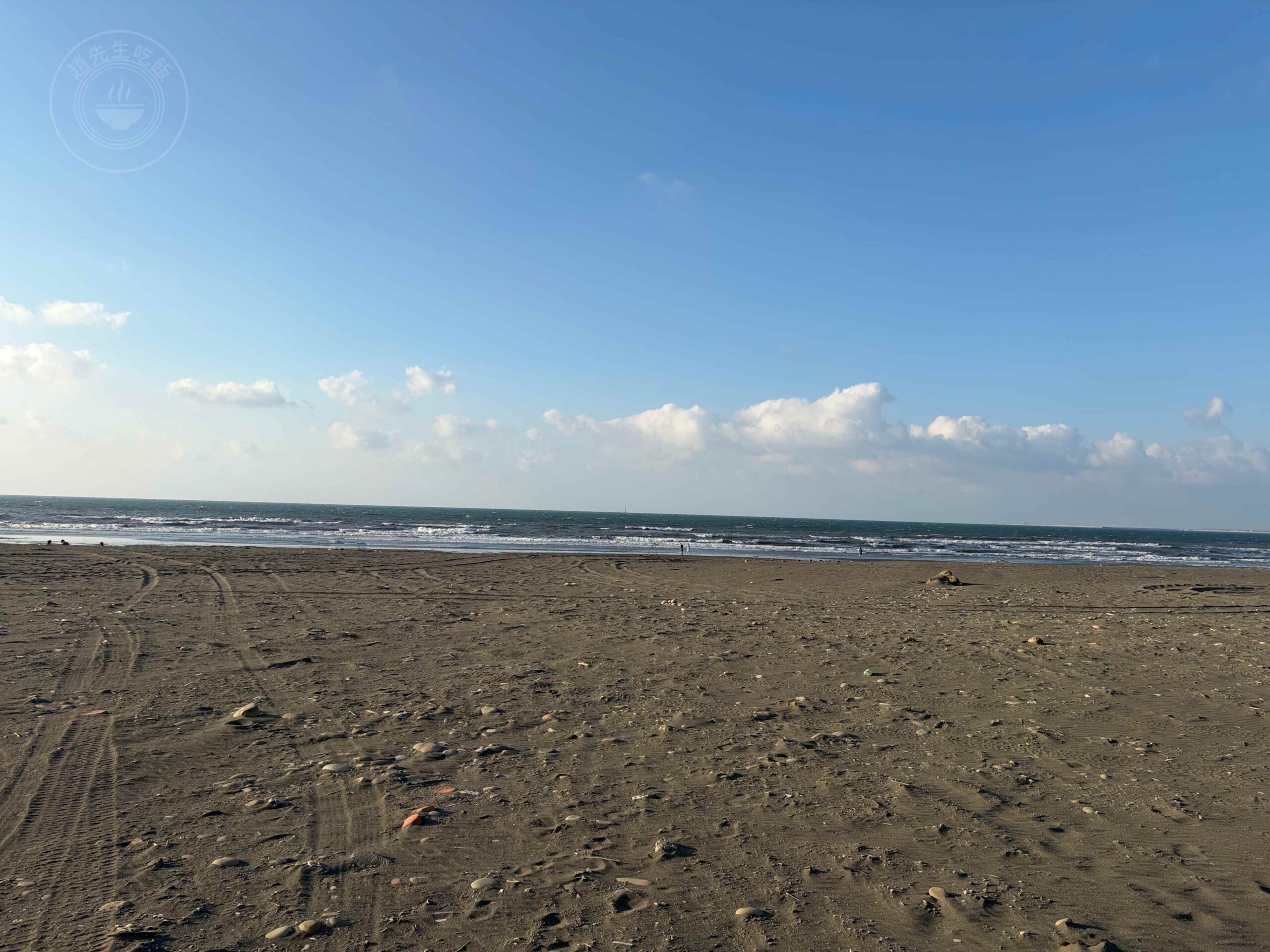 【八里景點】八里北堤沙灘，神祕天空之鏡與巨大風車海景推薦(看飛機、夕陽、踏浪) @趙先生吃飯