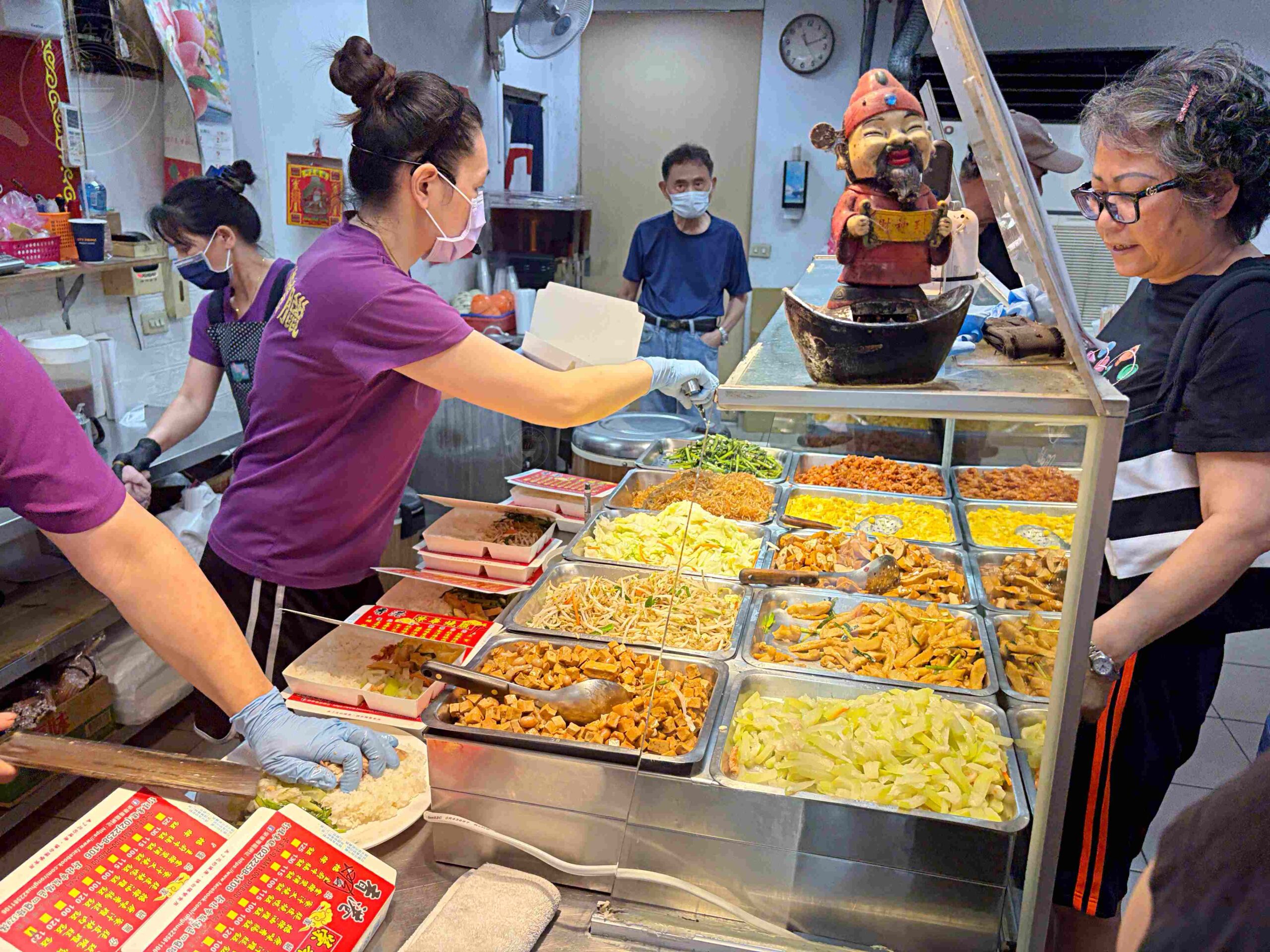 【板橋美食】香港榮華燒臘,在地饕客排隊激推港式便當,豬血湯料滿紅茶喝到飽推薦(菜單) @趙先生吃飯 【板橋美食】香港榮華燒臘,在地饕客排隊激推港式便當,豬血湯料滿紅茶喝到飽推薦(菜單) @趙先生吃飯