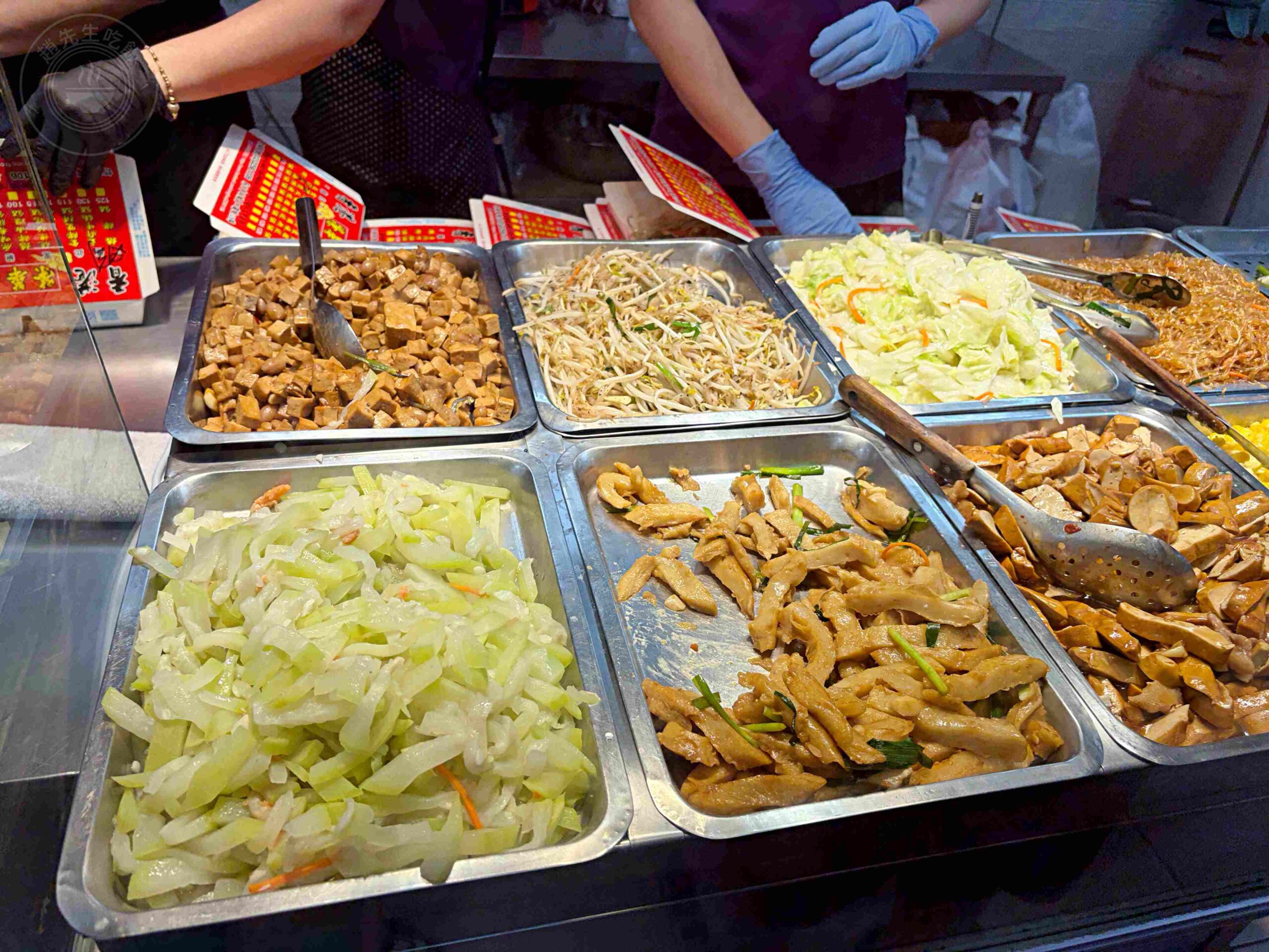【板橋美食】香港榮華燒臘，在地饕客排隊激推港式便當，豬血湯料滿紅茶喝到飽推薦(菜單) @趙先生吃飯