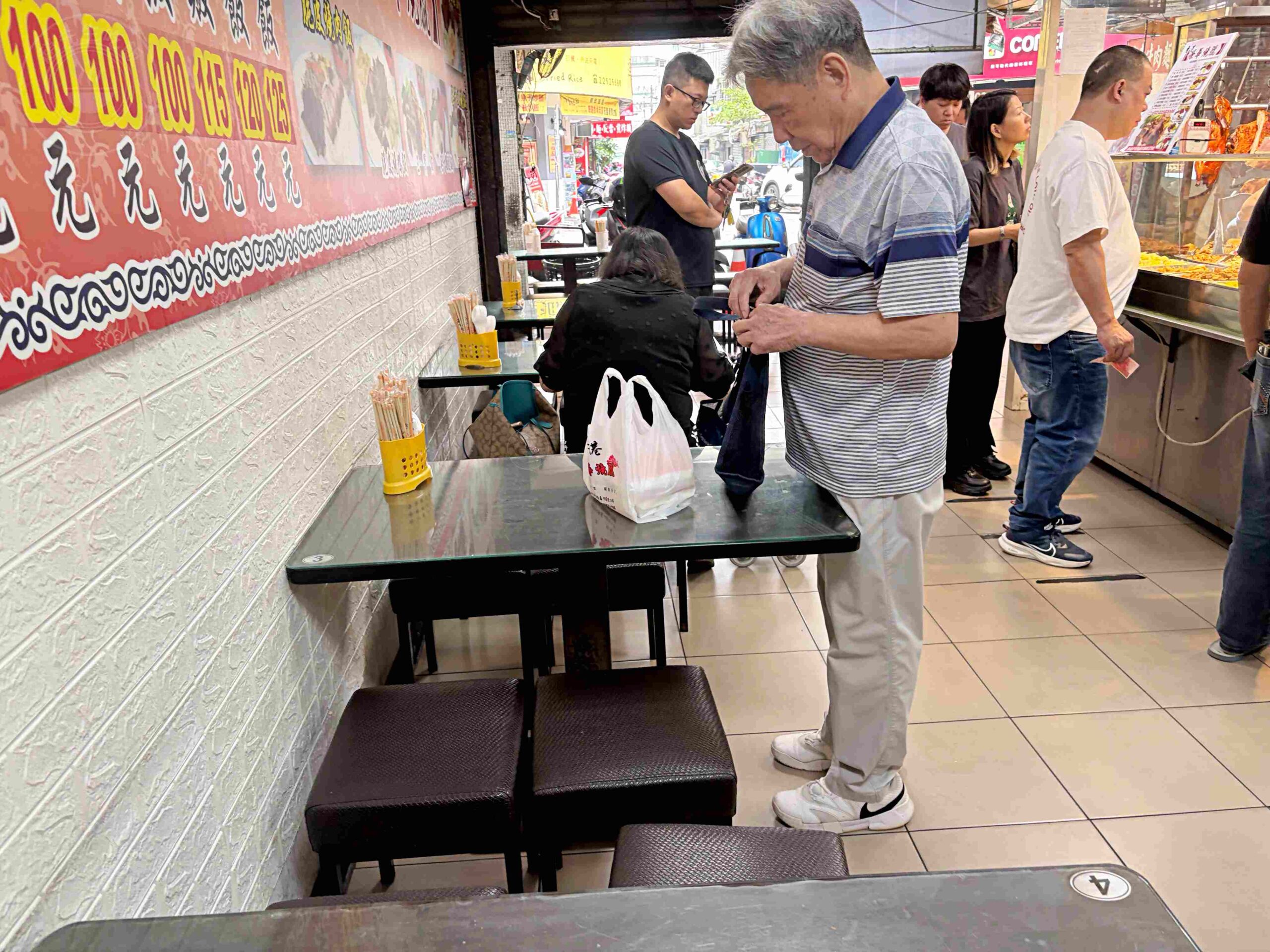 【板橋美食】香港榮華燒臘,在地饕客排隊激推港式便當,豬血湯料滿紅茶喝到飽推薦(菜單) @趙先生吃飯 【板橋美食】香港榮華燒臘,在地饕客排隊激推港式便當,豬血湯料滿紅茶喝到飽推薦(菜單) @趙先生吃飯
