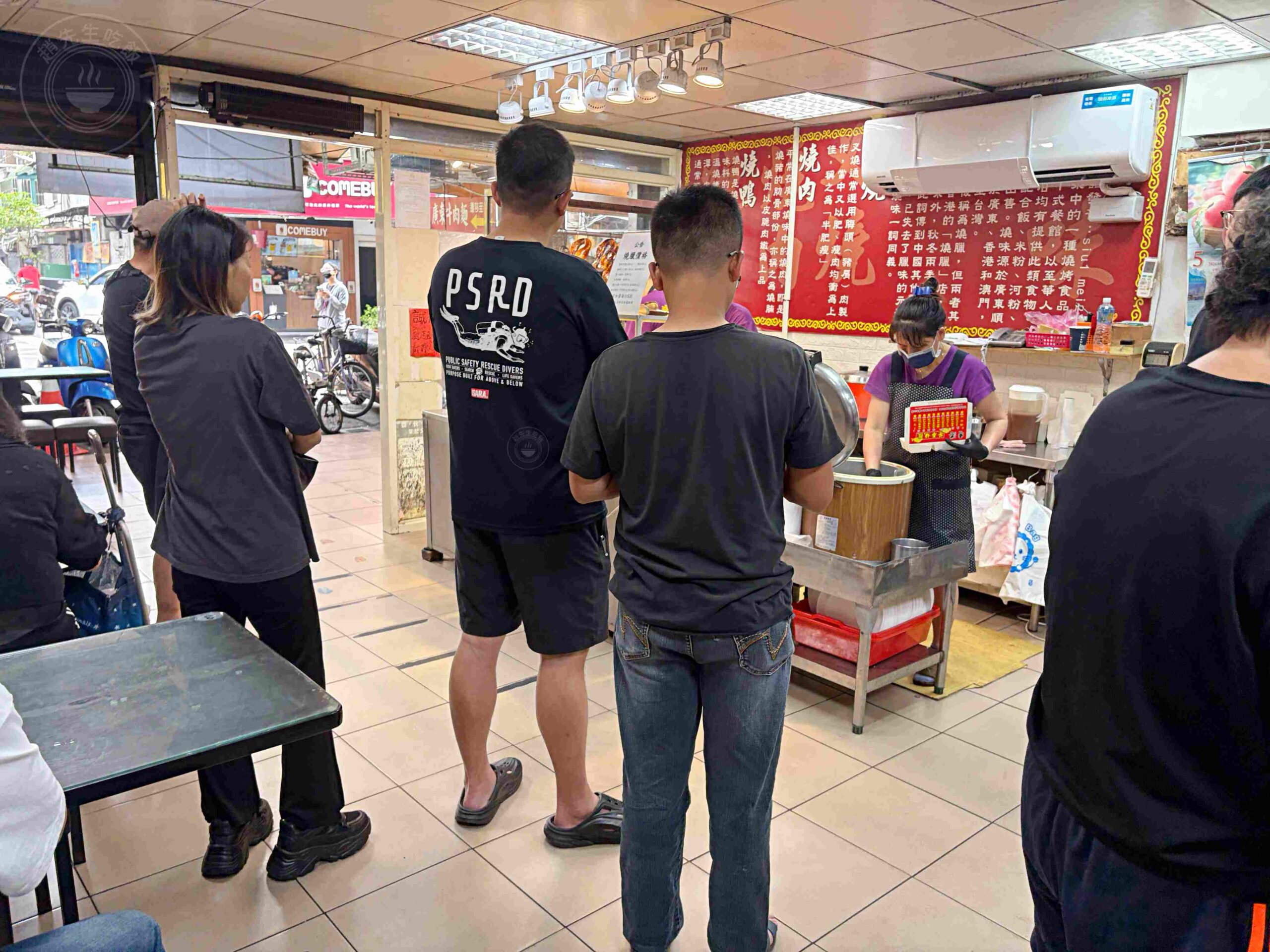 【板橋美食】香港榮華燒臘，在地饕客排隊激推港式便當，豬血湯料滿紅茶喝到飽推薦(菜單) @趙先生吃飯