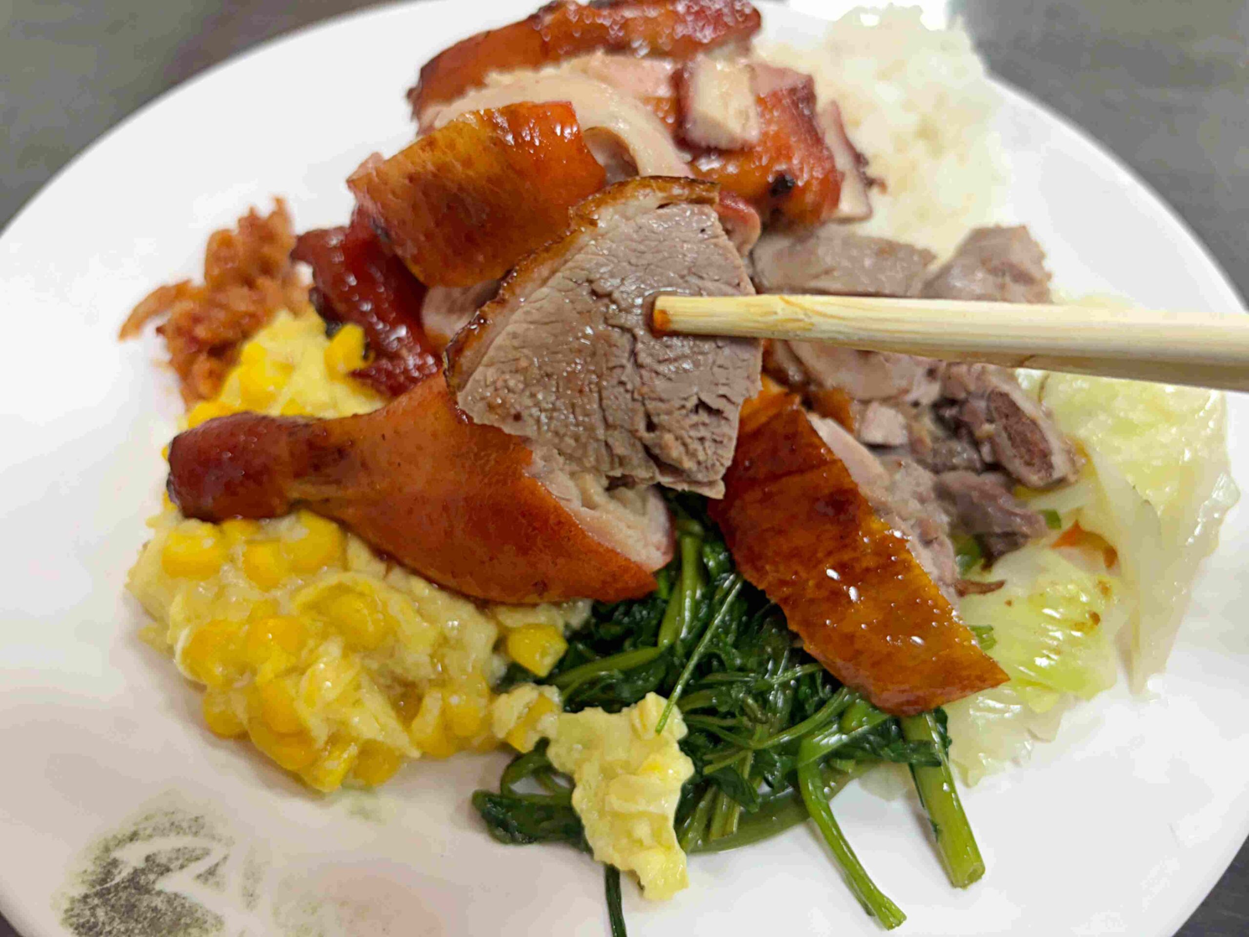 【板橋美食】香港榮華燒臘，在地饕客排隊激推港式便當，豬血湯料滿紅茶喝到飽推薦(菜單) @趙先生吃飯
