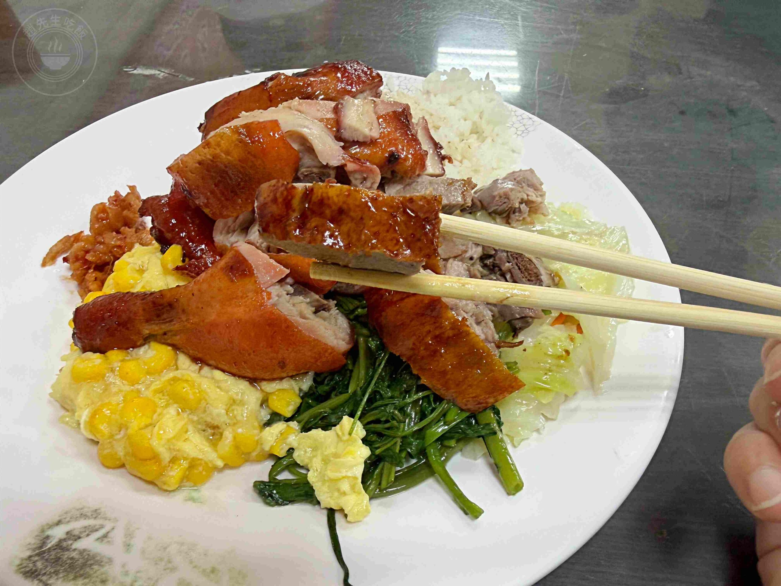 【板橋美食】香港榮華燒臘，在地饕客排隊激推港式便當，豬血湯料滿紅茶喝到飽推薦(菜單) @趙先生吃飯