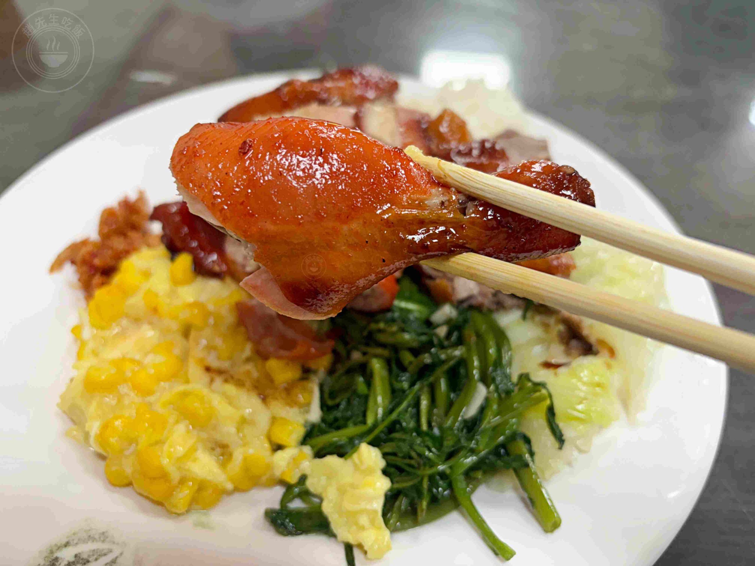 【板橋美食】香港榮華燒臘，在地饕客排隊激推港式便當，豬血湯料滿紅茶喝到飽推薦(菜單) @趙先生吃飯