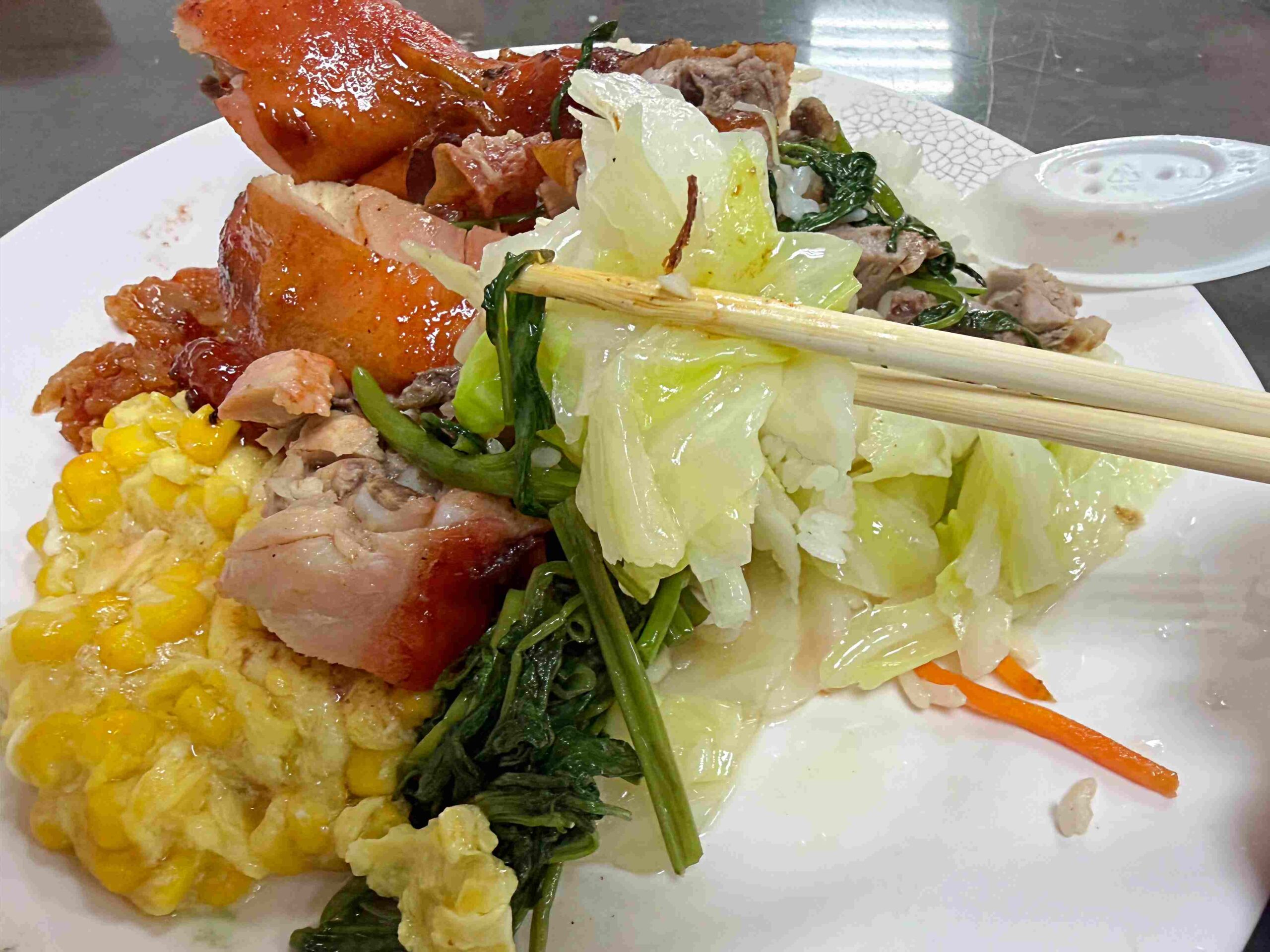 【板橋美食】香港榮華燒臘，在地饕客排隊激推港式便當，豬血湯料滿紅茶喝到飽推薦(菜單) @趙先生吃飯