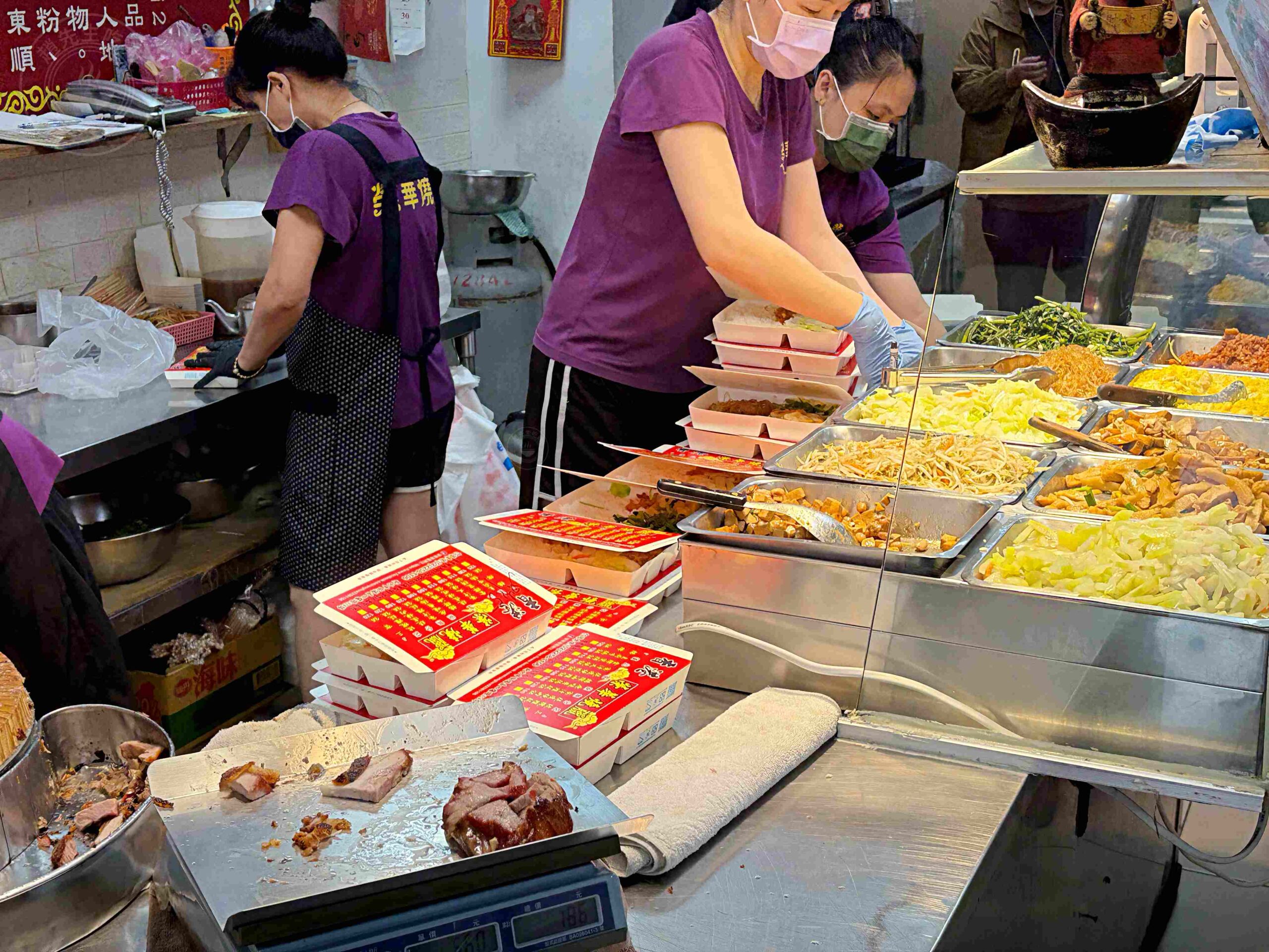 【板橋美食】香港榮華燒臘，在地饕客排隊激推港式便當，豬血湯料滿紅茶喝到飽推薦(菜單) @趙先生吃飯