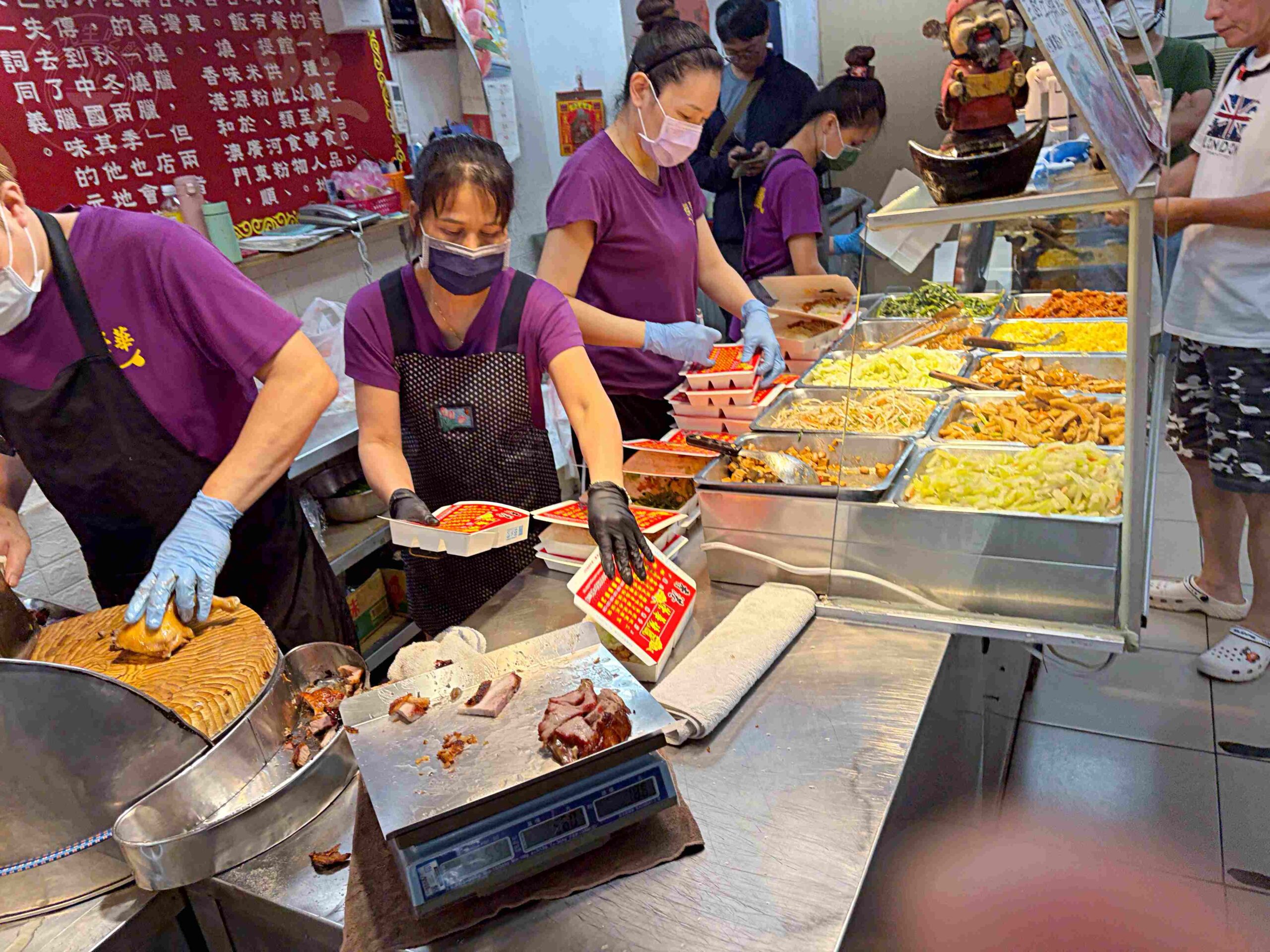 【板橋美食】香港榮華燒臘，在地饕客排隊激推港式便當，豬血湯料滿紅茶喝到飽推薦(菜單) @趙先生吃飯