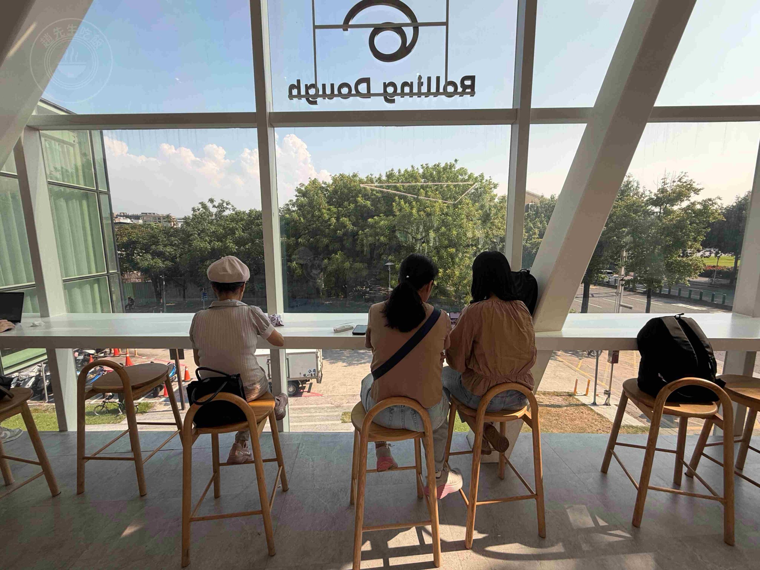 【圓山站美食】Rolling Dough 咖啡廳，隱身北美館的極簡風咖啡廳！大片落地窗光影太漂亮推薦(菜單) @趙先生吃飯