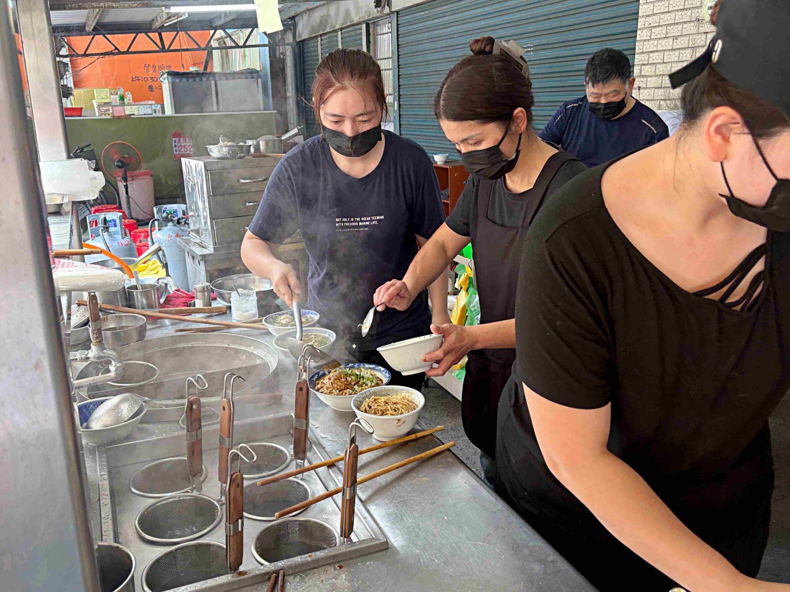 【宜蘭美食】農權路炸醬麵，神農商圈人氣排隊老店，古早味一碗40元爆量雙醬麵推薦(菜單) @趙先生吃飯