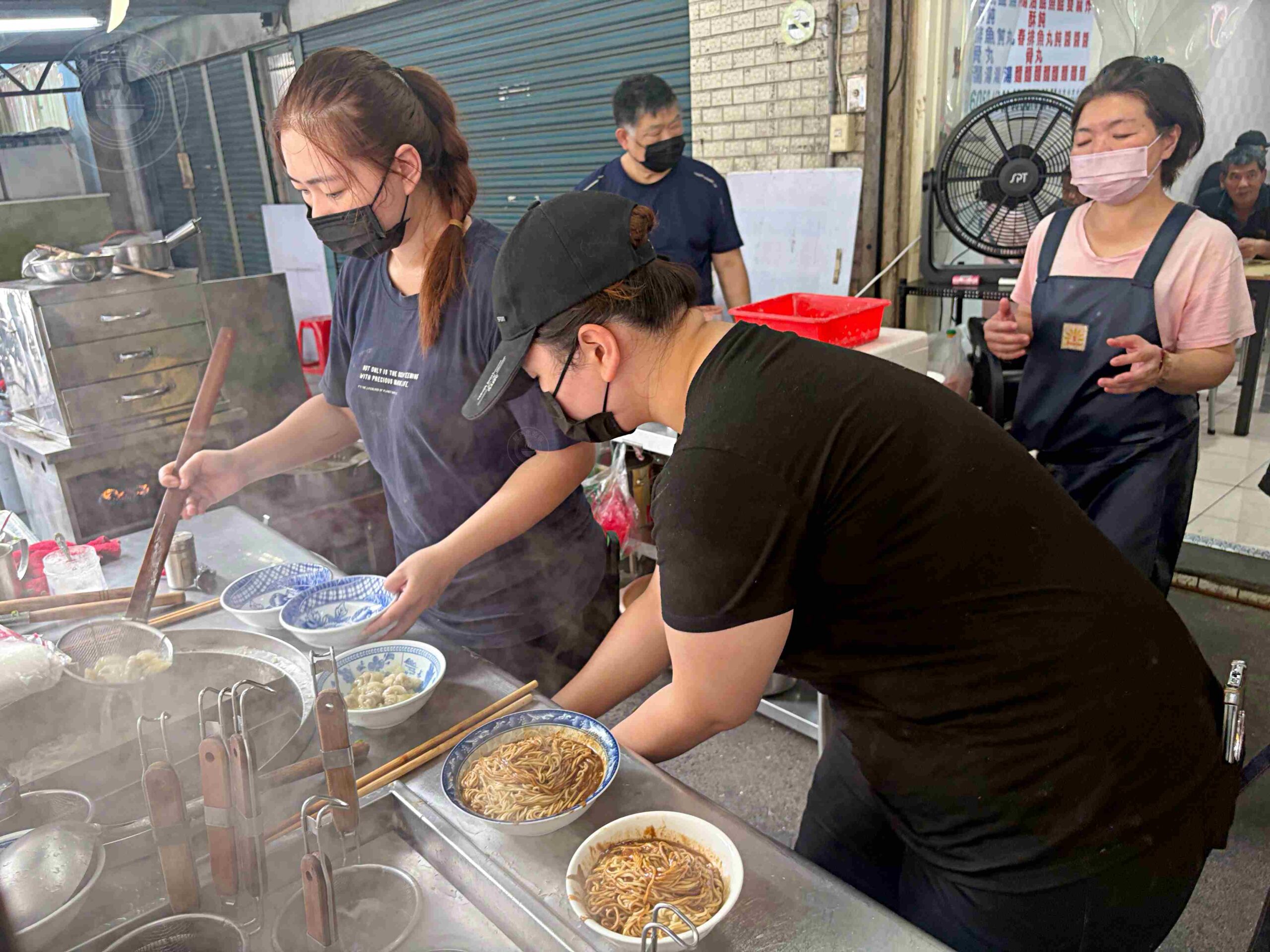 【宜蘭美食】農權路炸醬麵，神農商圈人氣排隊老店，古早味一碗40元爆量雙醬麵推薦(菜單) @趙先生吃飯