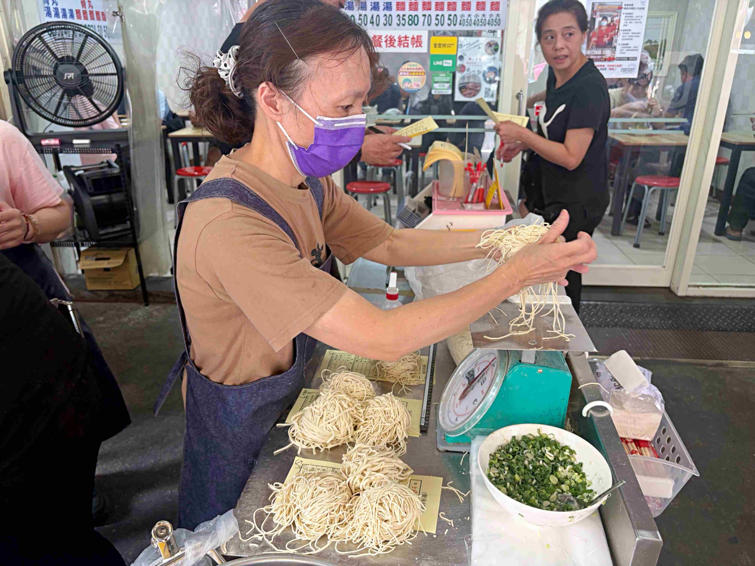 【宜蘭美食】農權路炸醬麵，神農商圈人氣排隊老店，古早味一碗40元爆量雙醬麵推薦(菜單) @趙先生吃飯